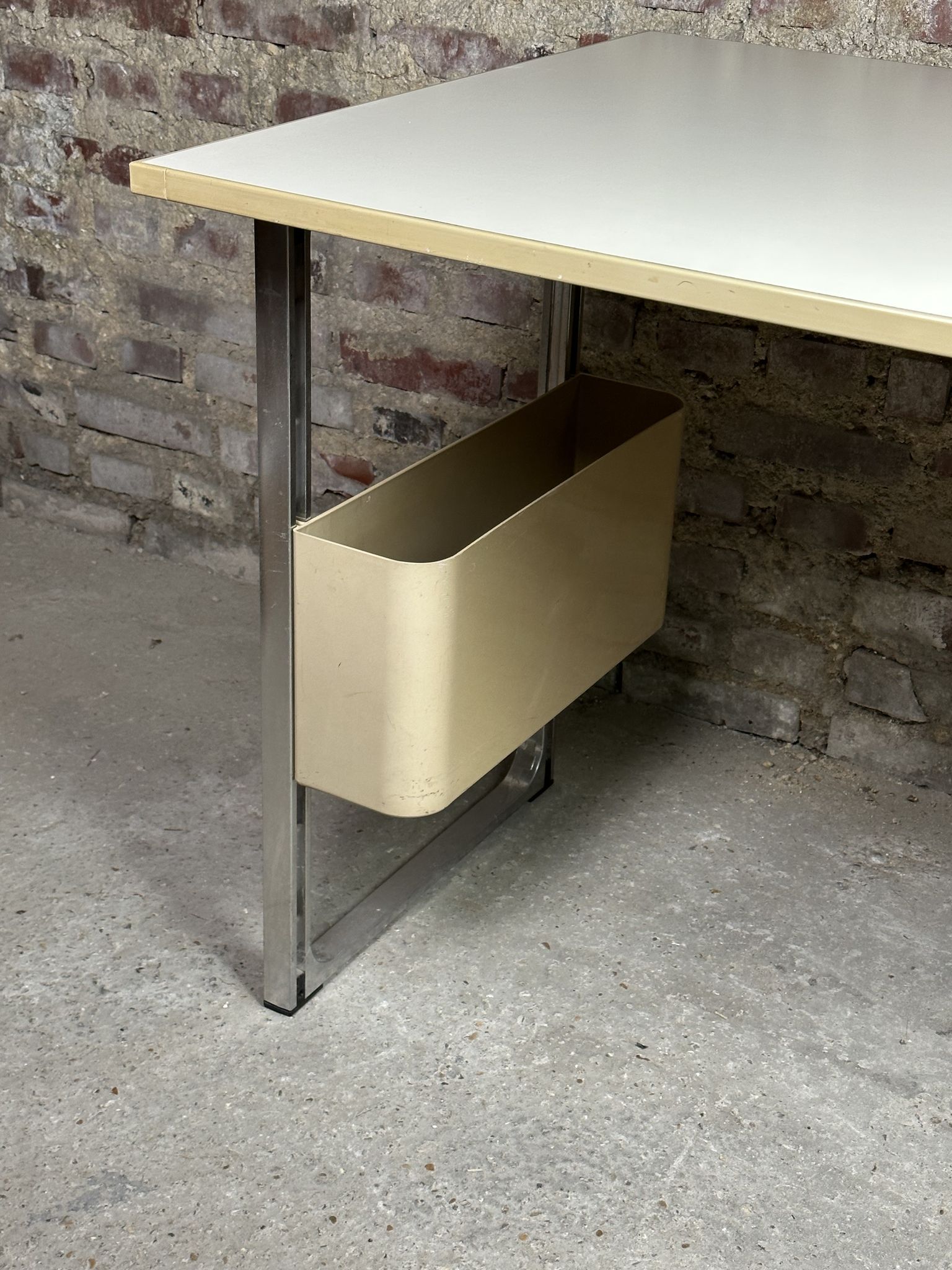 Vintage desk table 1975 in aluminum and melanin by albert rosselli for facomet