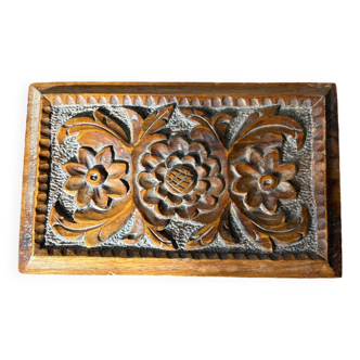 Boîte gravée en bois