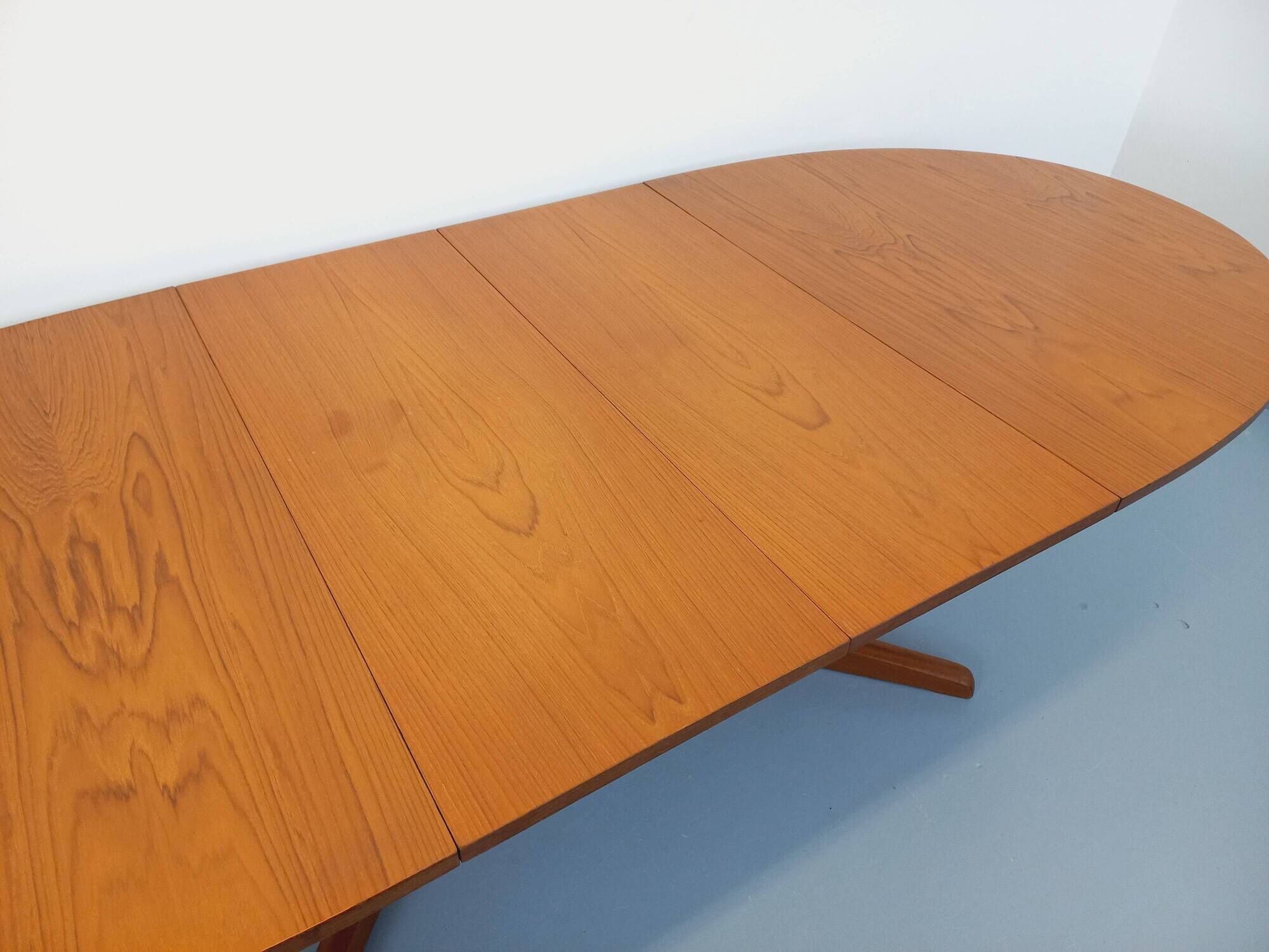 Vintage oval dining table Baumann from the 60s and 70s in teak with extension.