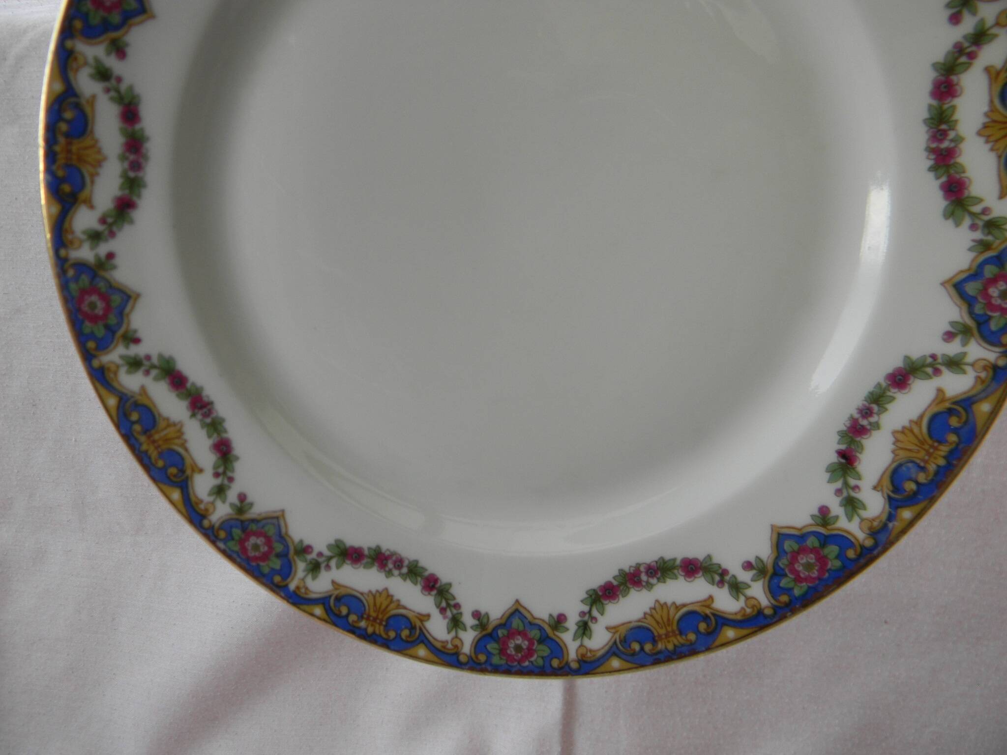 Lot de 12 assiettes à dessert en porcelaine de limoges.