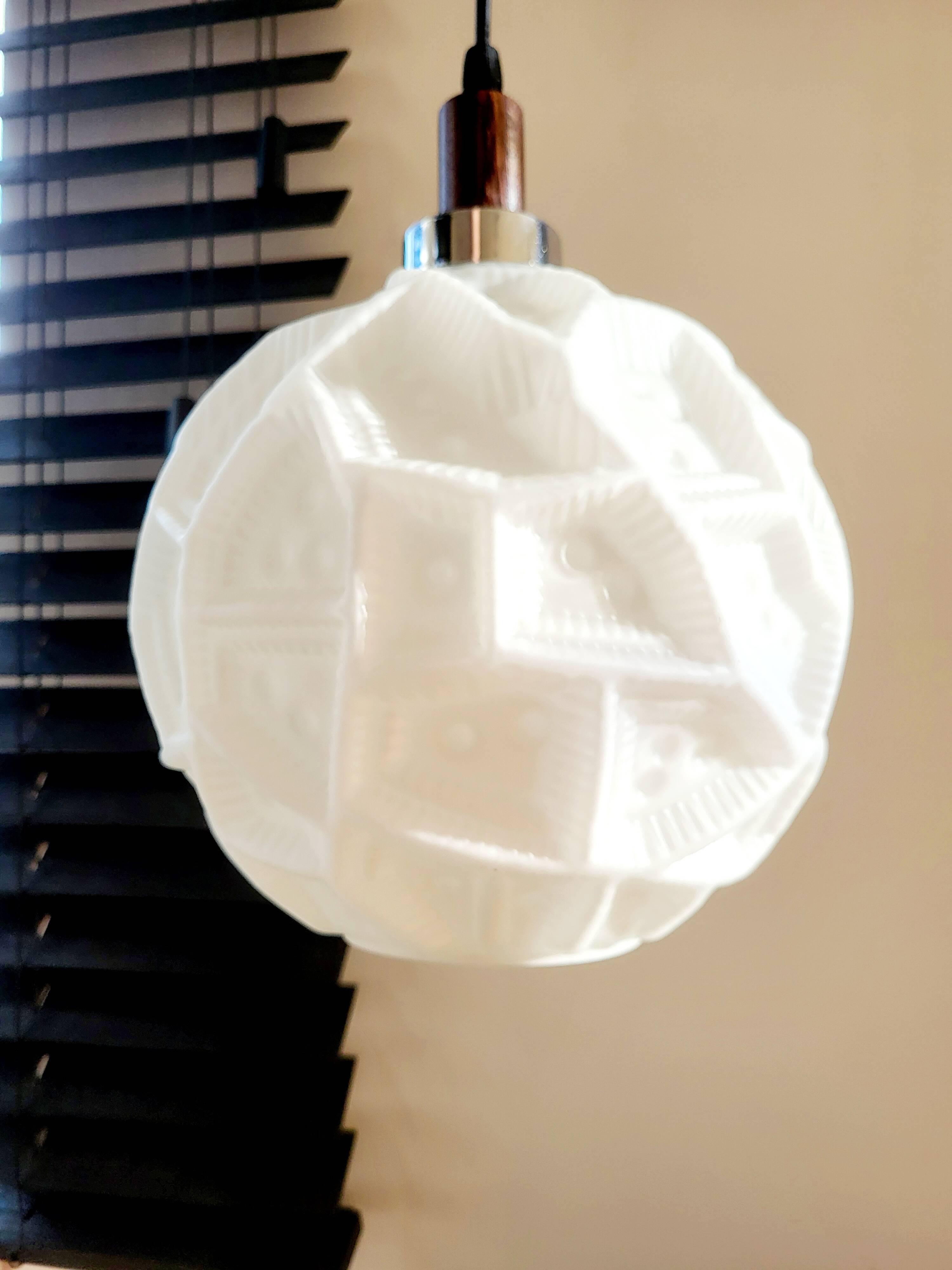 Lampe à suspension vintage, vermoedelijk Peill & Putzler, verre opalin avec relief