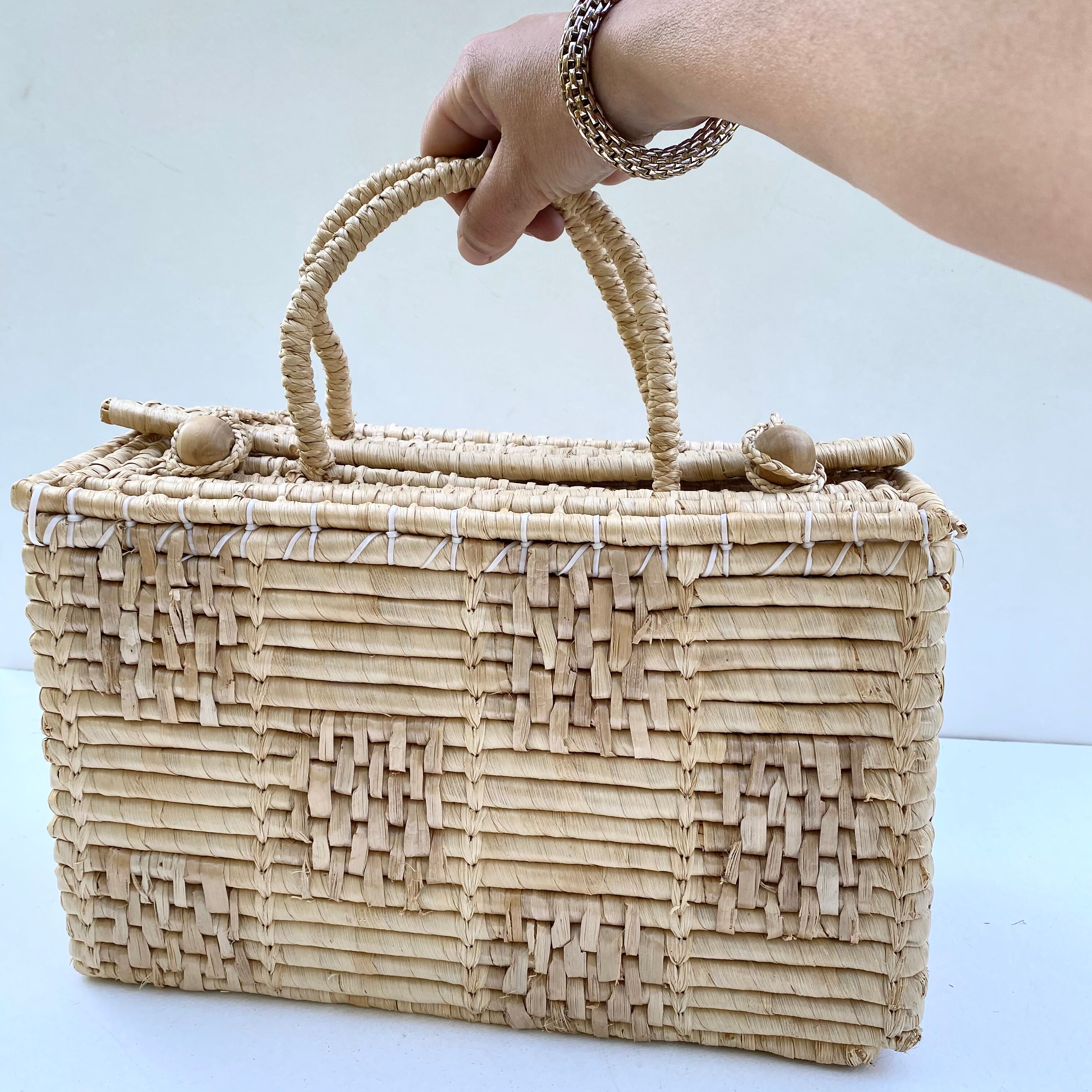 Valise vintage en fibres naturelles