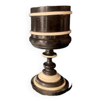 Pot ancien en bois tourné sur pied, sculpté et peint noir et blanc, XIXème, Italie