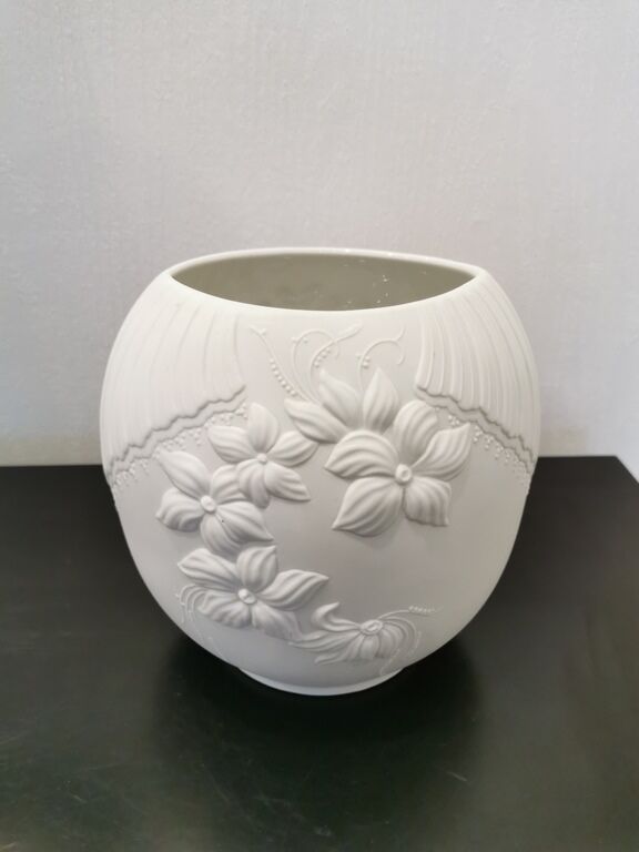 Vase en biscuit blanc signé Kaiser  M FREY Kaiser ( Germany)