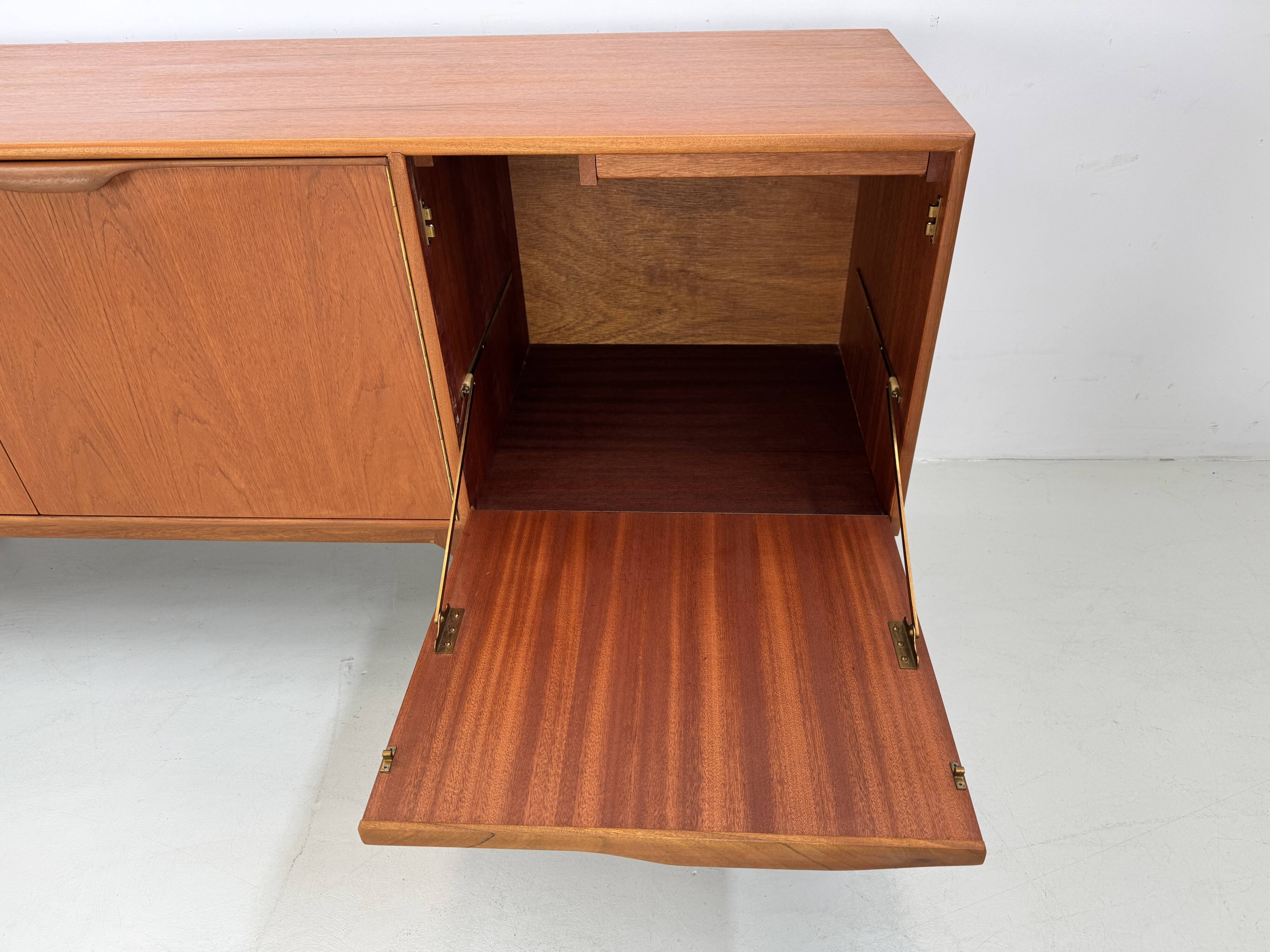Buffet vintage par McIntosh, design de T. Robertson des années 1960.