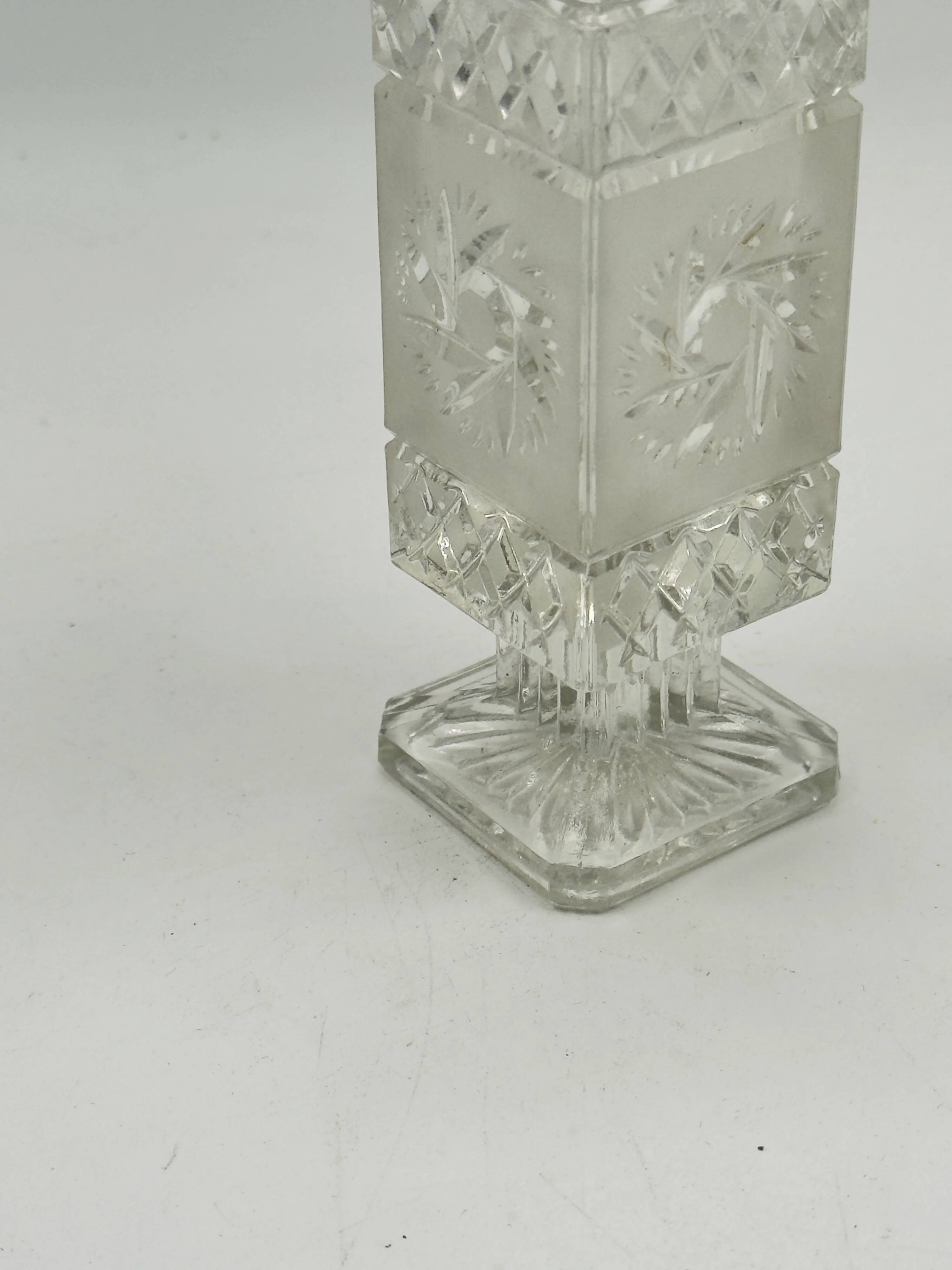 Vase vintage sur pied en verre taillé et dépoli