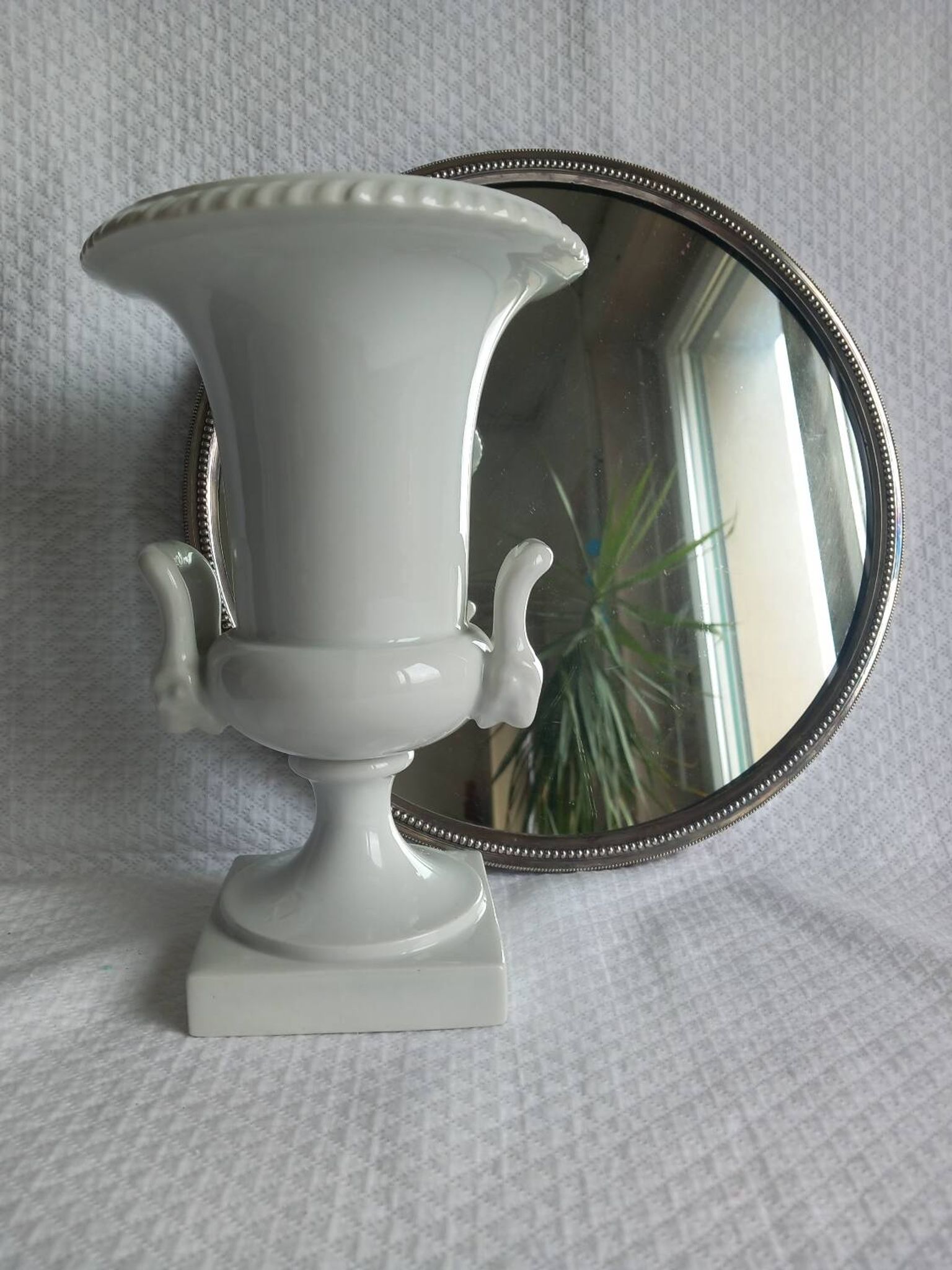 Ancien Vase Médicis en porcelaine blanche – style néoclassique –XIXᵉ