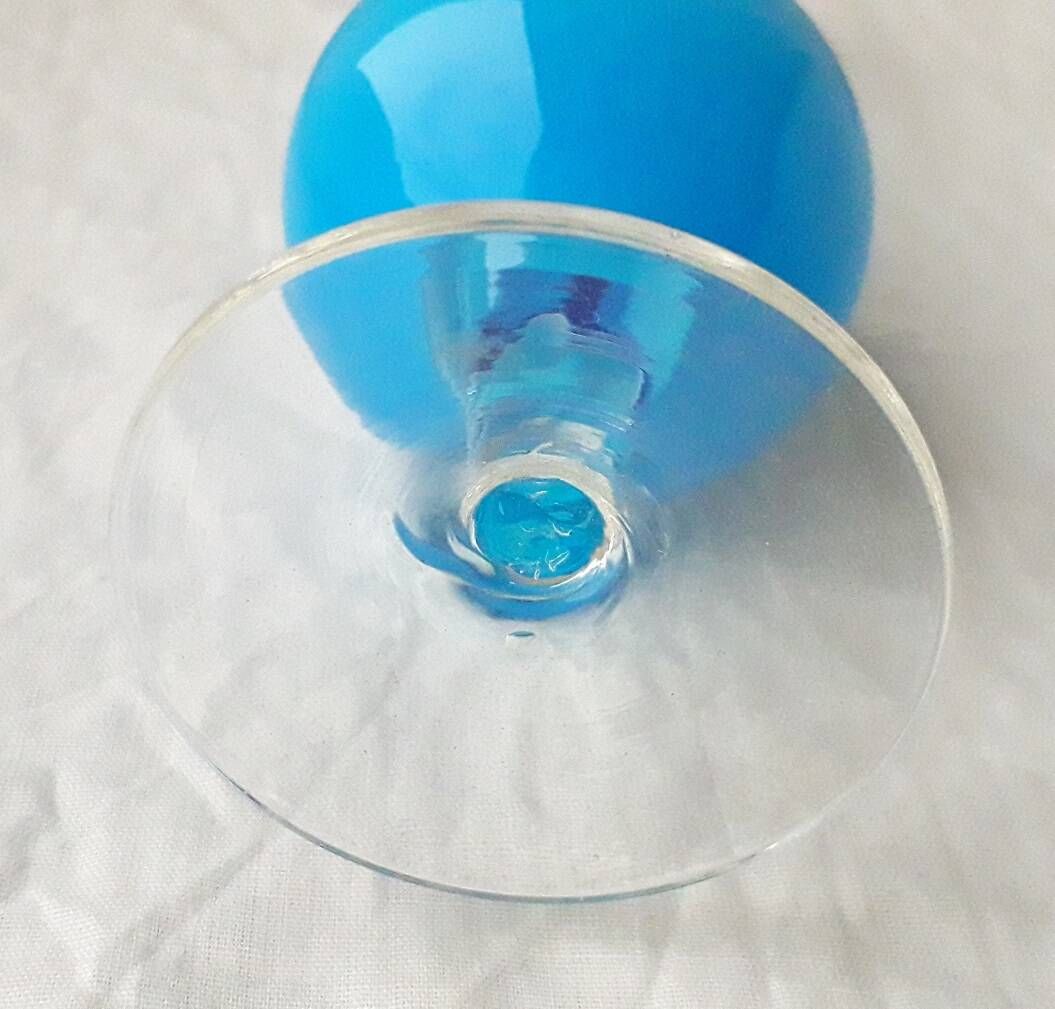 Vase bleu en opaline