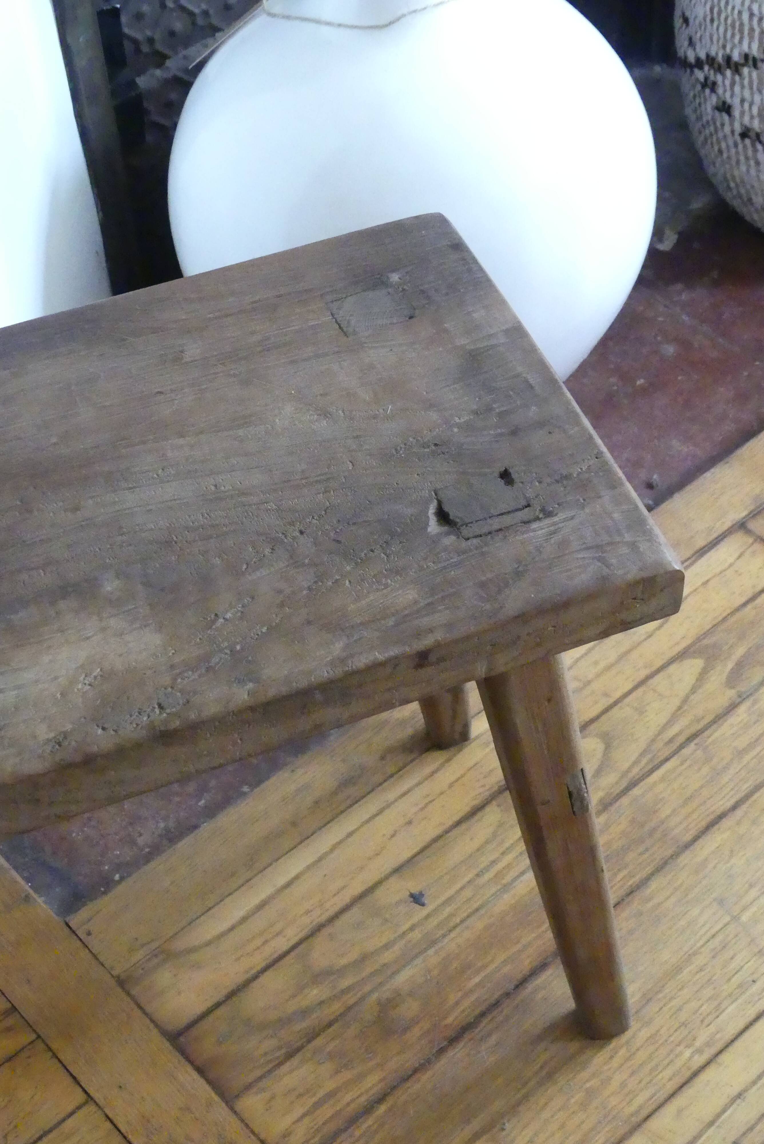 Tabouret bois brutaliste