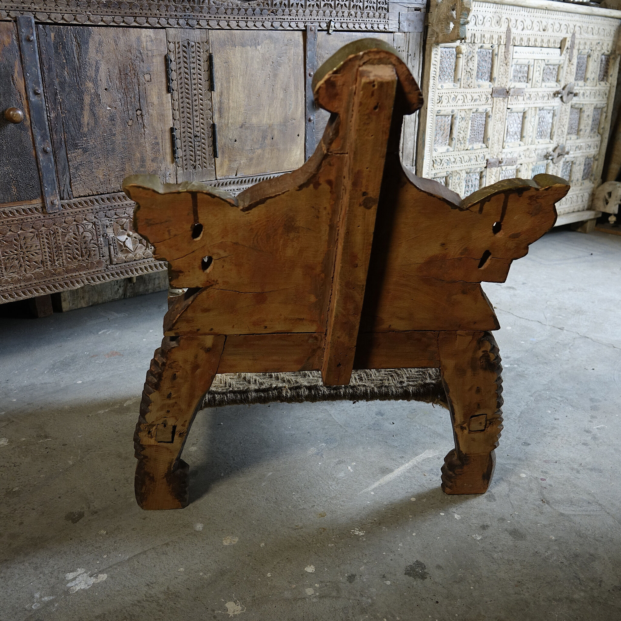 Chaise en bois sculpté et corde