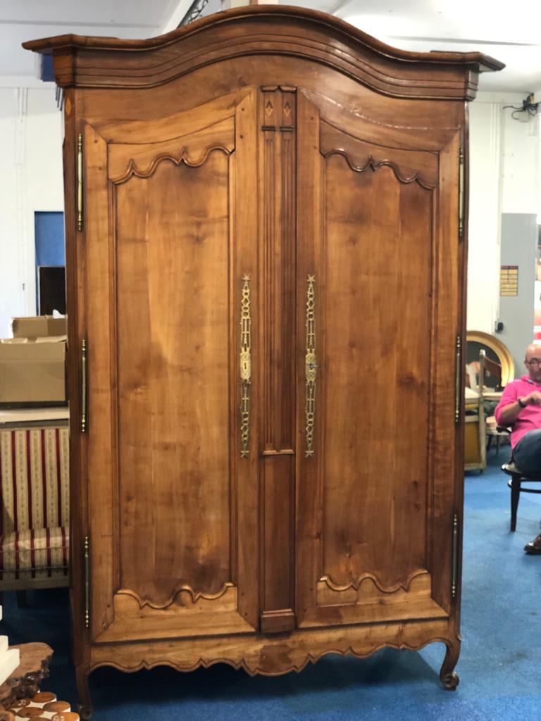 Superb wardrobe Louis XV walnut early nineteenth