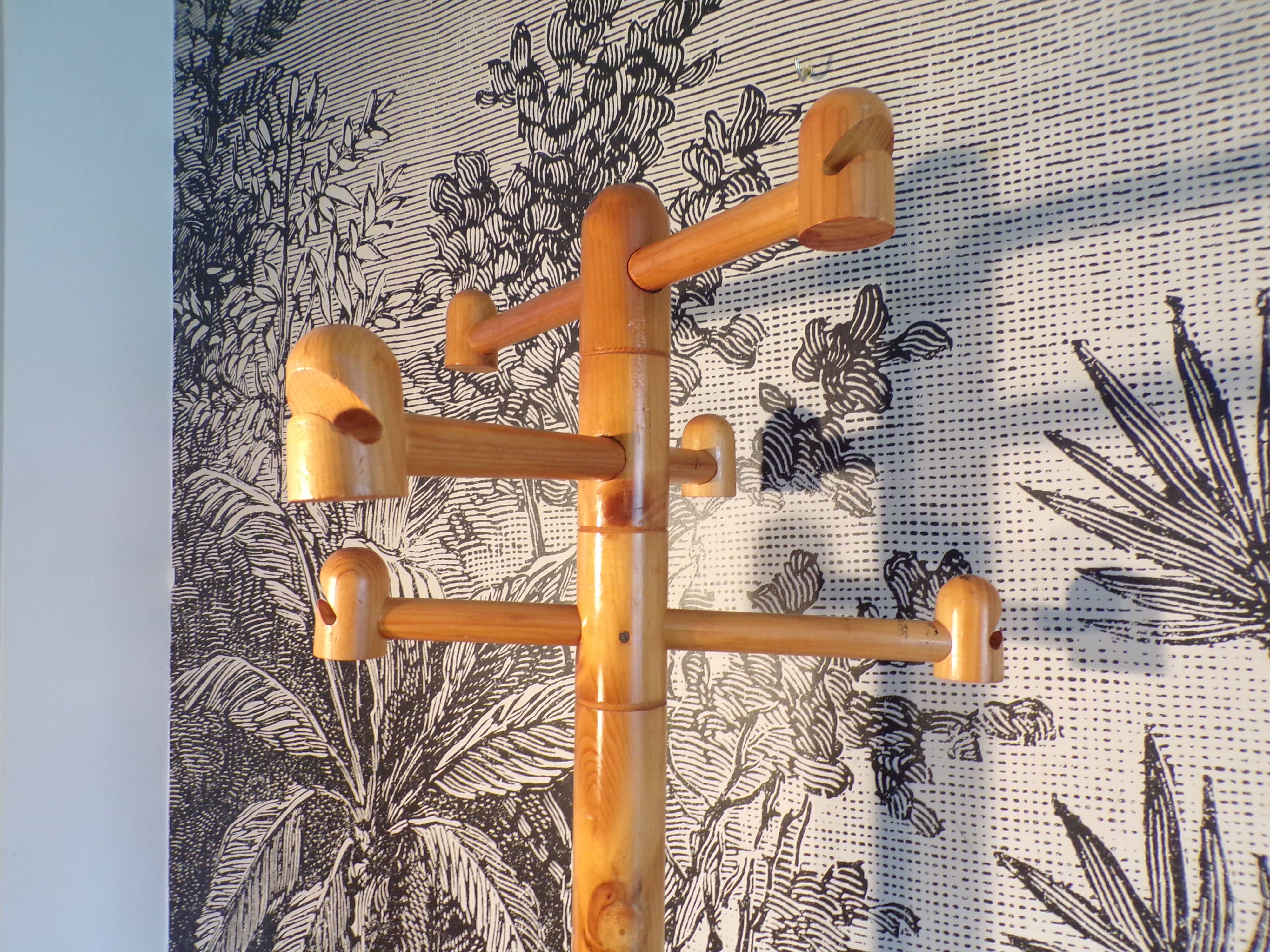Parrot coat rack in pine 1980