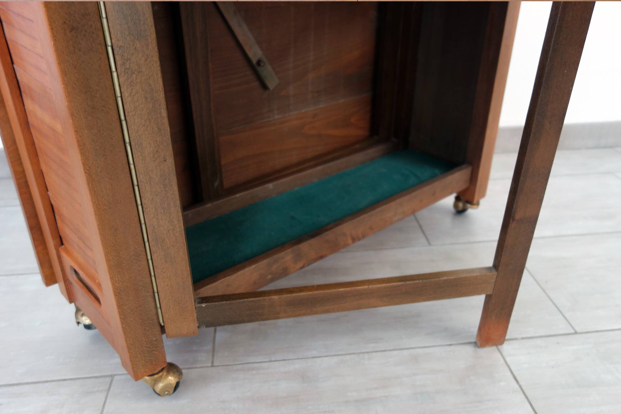 Drop-leaf table and 4 folding chairs, 1960