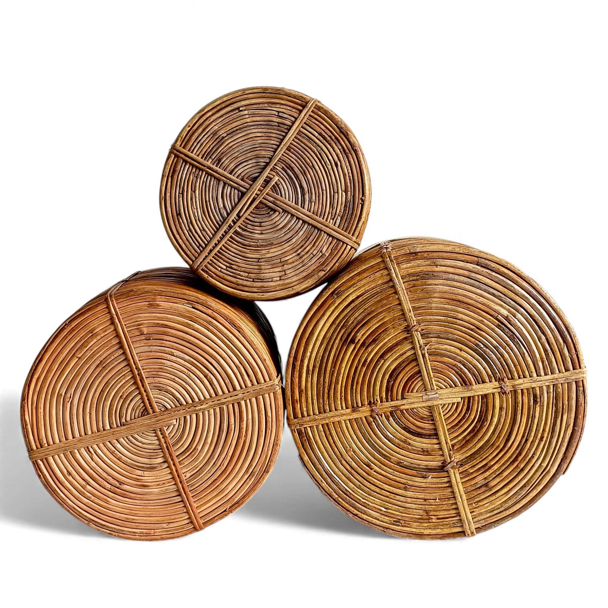 Vase en raphia / rotin organique moderne du milieu du siècle XL avec bord en laiton