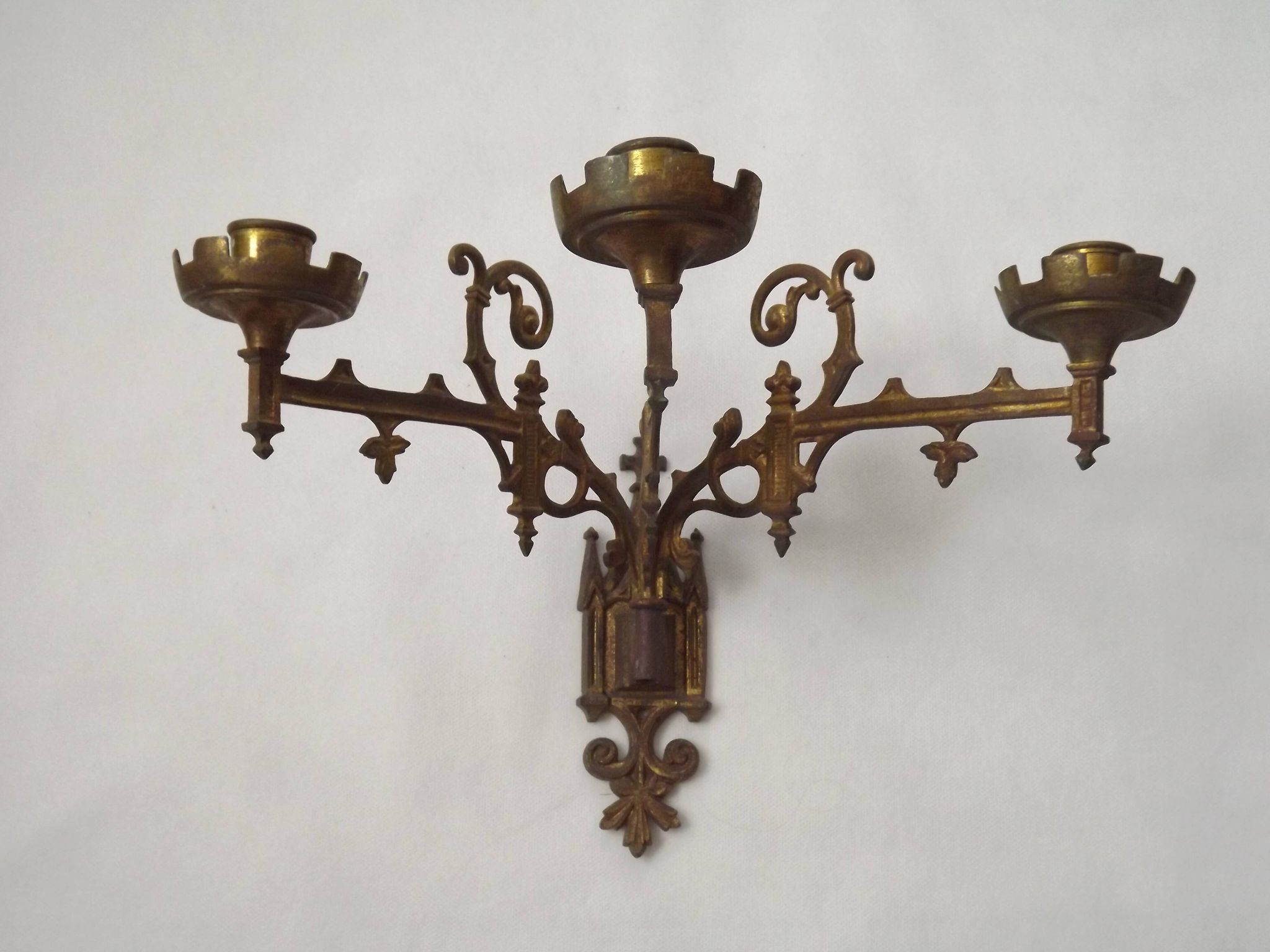 Ensemble élégant de trois appliques murales en bronze doré de style gothique français.