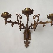 Ensemble élégant de trois appliques murales en bronze doré de style gothique français.