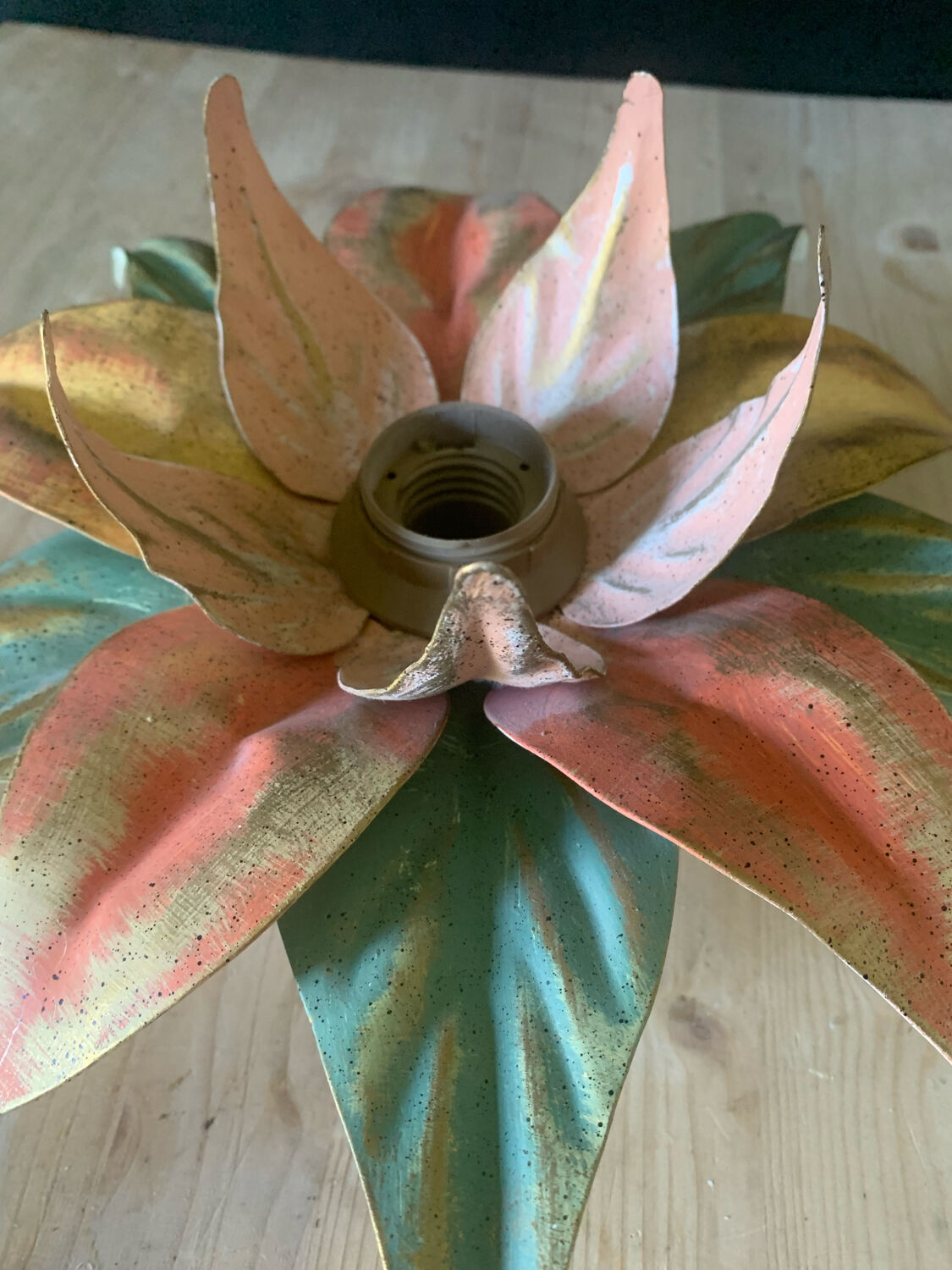 Metal flower wall lamp