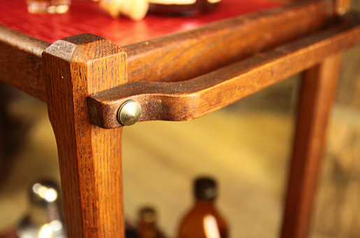 Serving in varnished chestnut and red leather