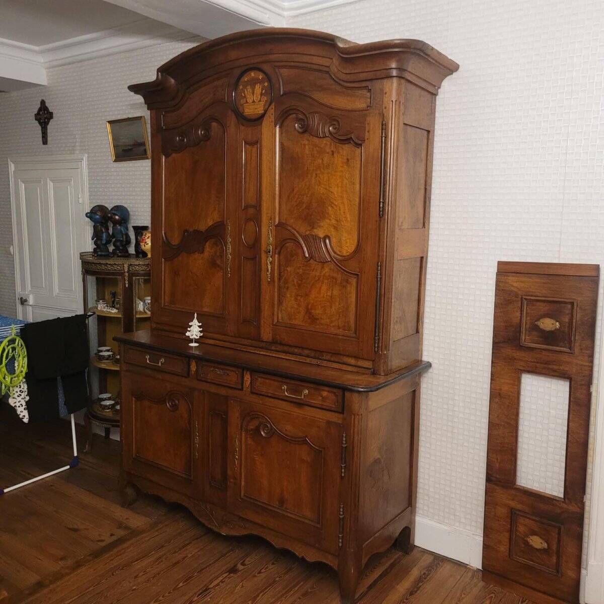 Buffet deux corps Louis XV Charolais en noyer, d’époque XVIIIᵉ si