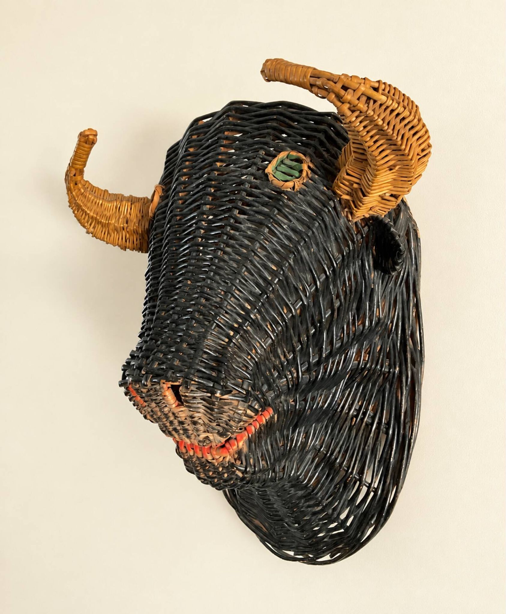 Rare trophée tête de taureau en osier polychrome, vers 1950