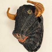 Rare trophée tête de taureau en osier polychrome, vers 1950