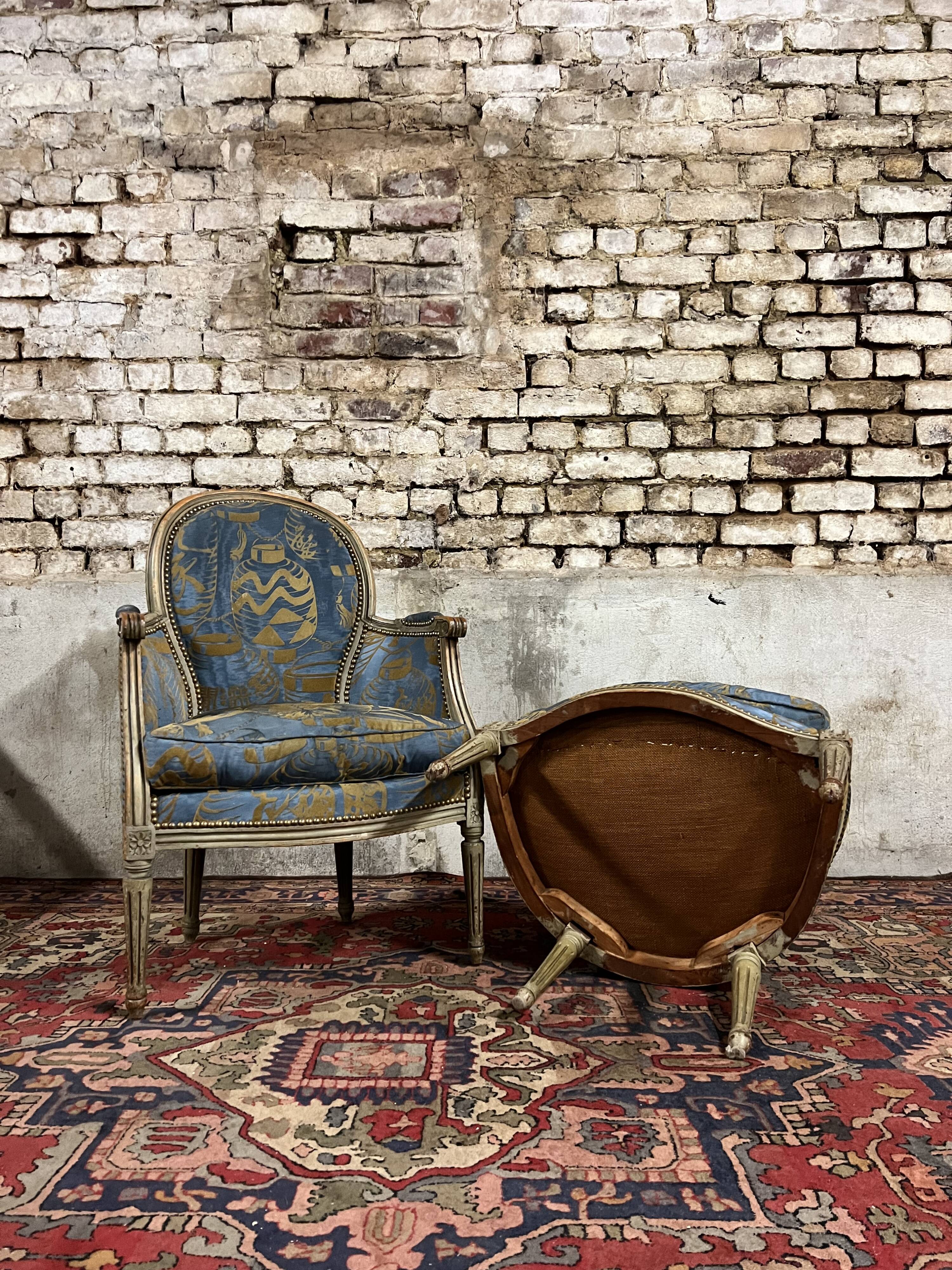 Paire de bergères en bois laqué gris de style louis xvi xix eme siècle