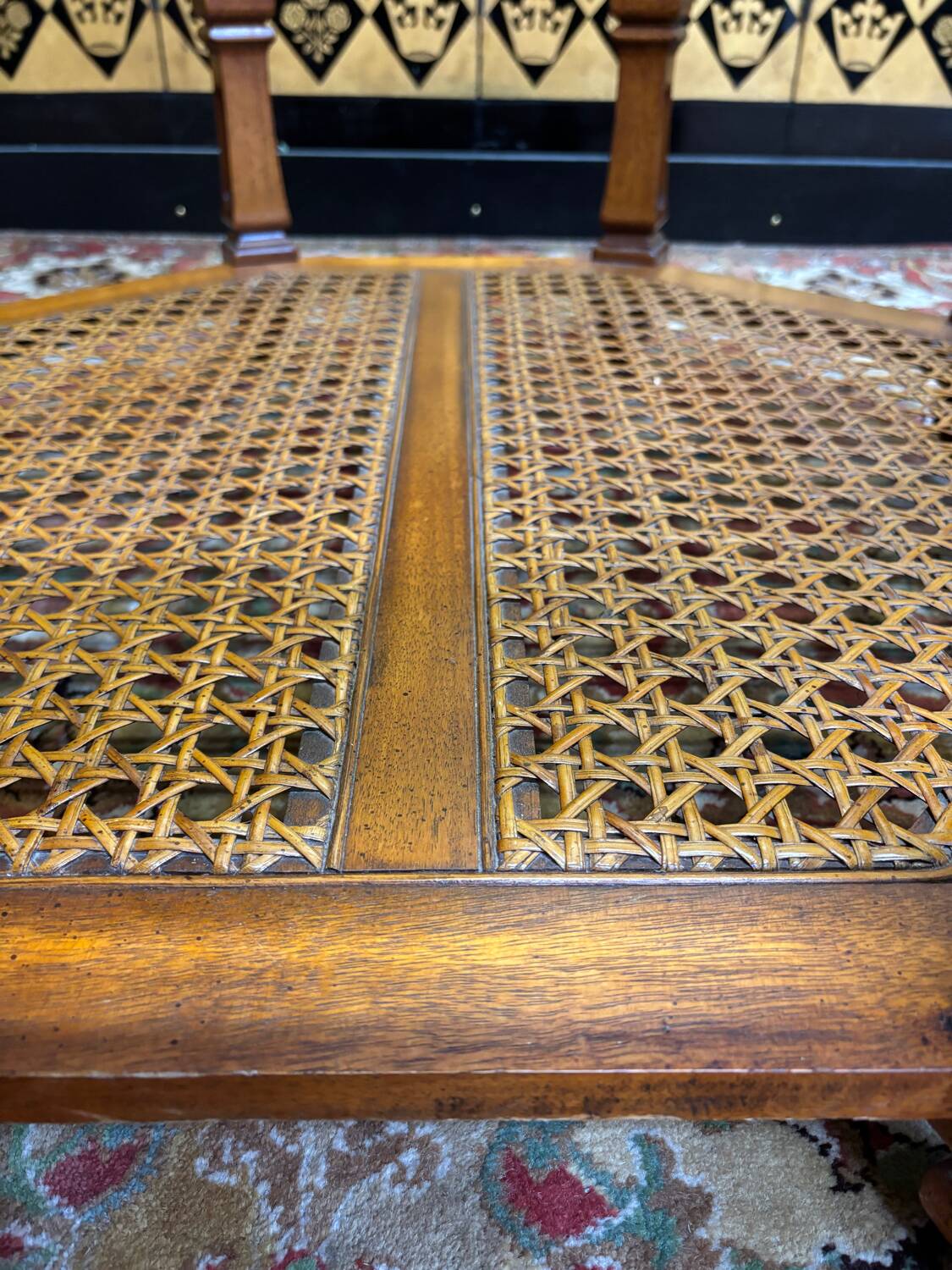 Table arrondie en bois et verre