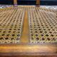 Table arrondie en bois et verre