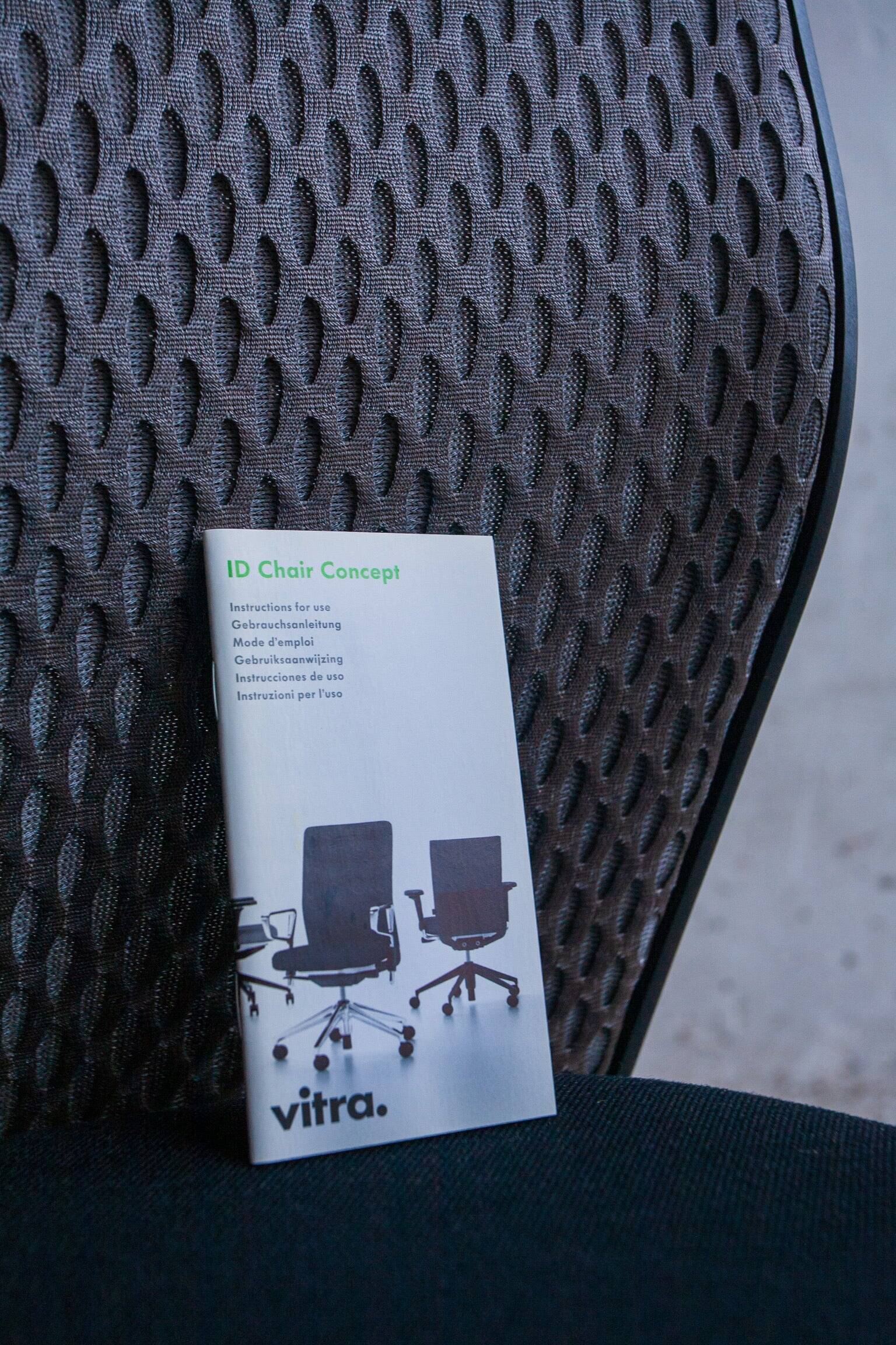 Vitra ID Trim office chair by Antonio Citterio — black mesh backrest and blue fabric seat, aluminium frame.