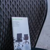 Vitra ID Trim office chair by Antonio Citterio — black mesh backrest and blue fabric seat, aluminium frame.