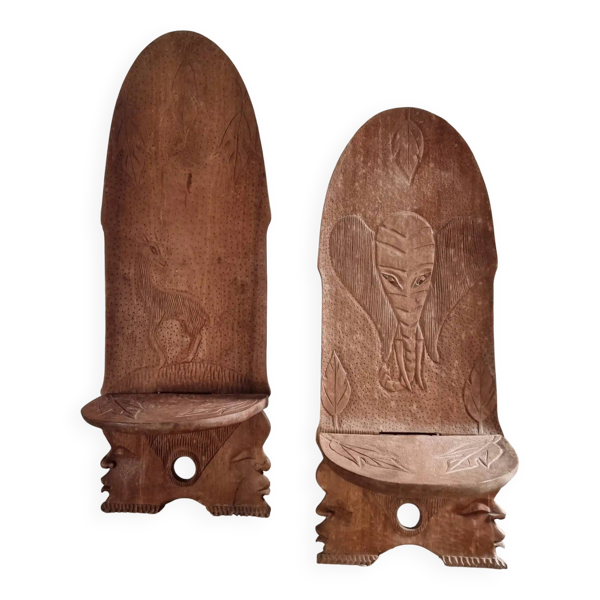 Paire de chaises pliantes en bois sculpté à la main, Afrique milieu du XXe siècle