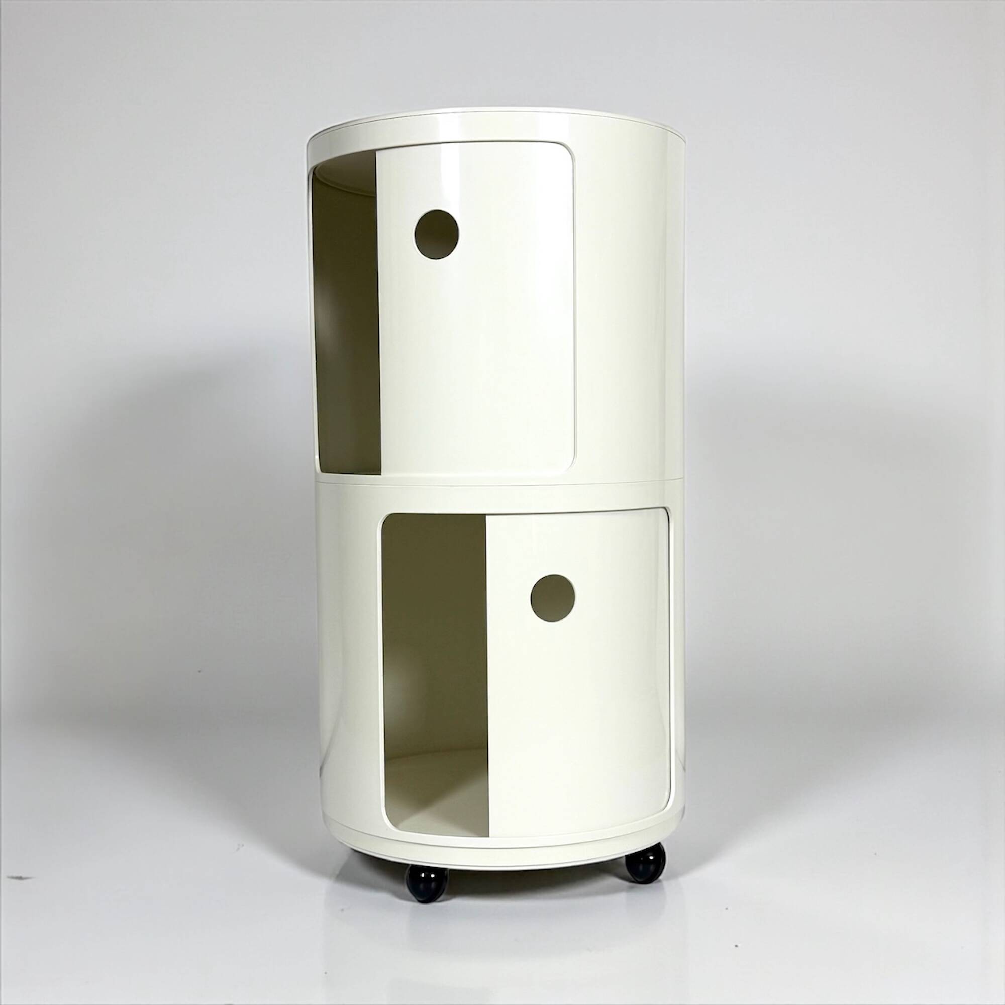 Paire de vélos Kartell Componibili des années 70 sur roulettes, coloris blanc cassé et corail.