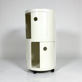 Paire de vélos Kartell Componibili des années 70 sur roulettes, coloris blanc cassé et corail.