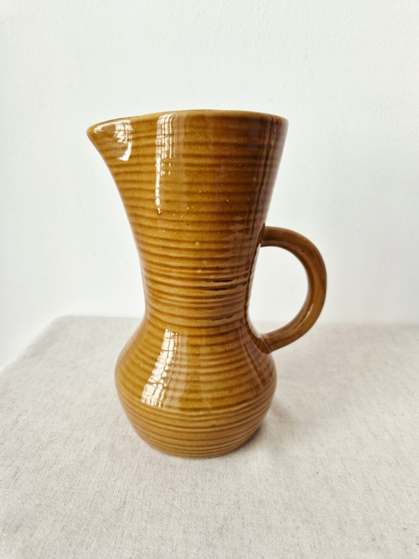 Pichet, carafe Digoin en grès émaillé miel, 1950-60