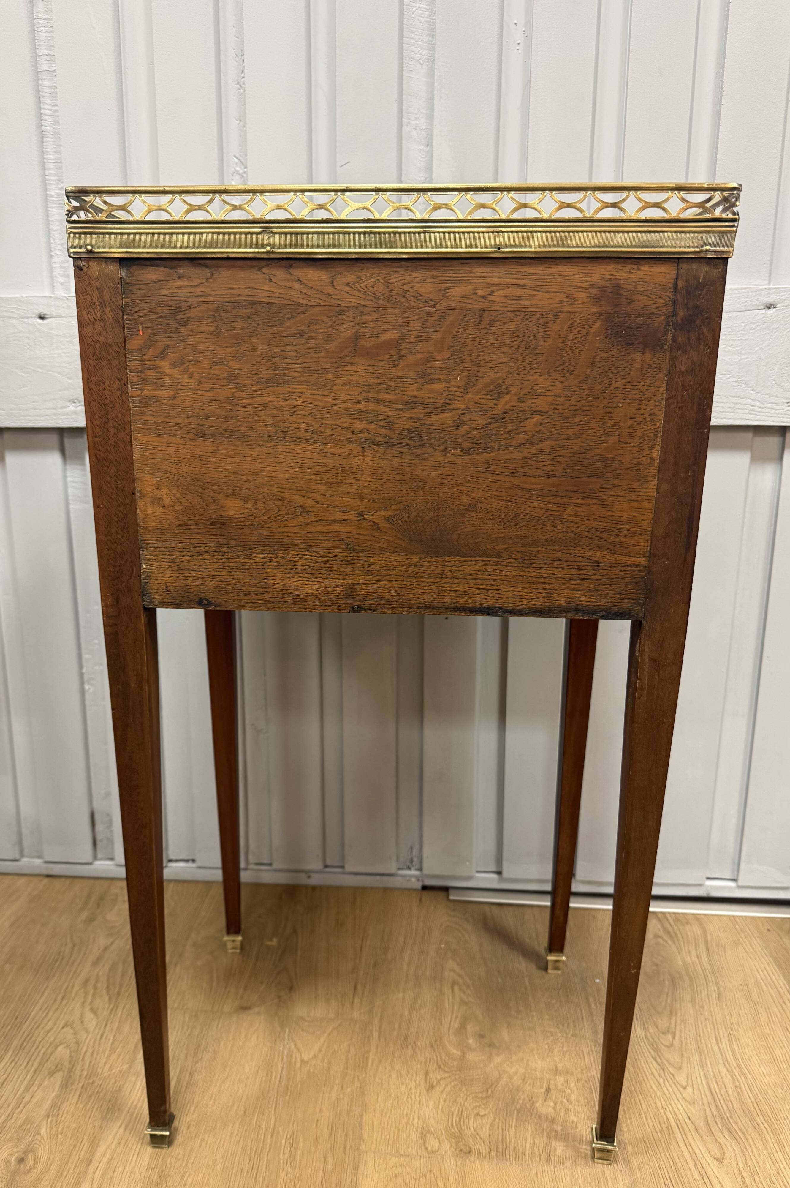 Table, chiffonnière en acajou