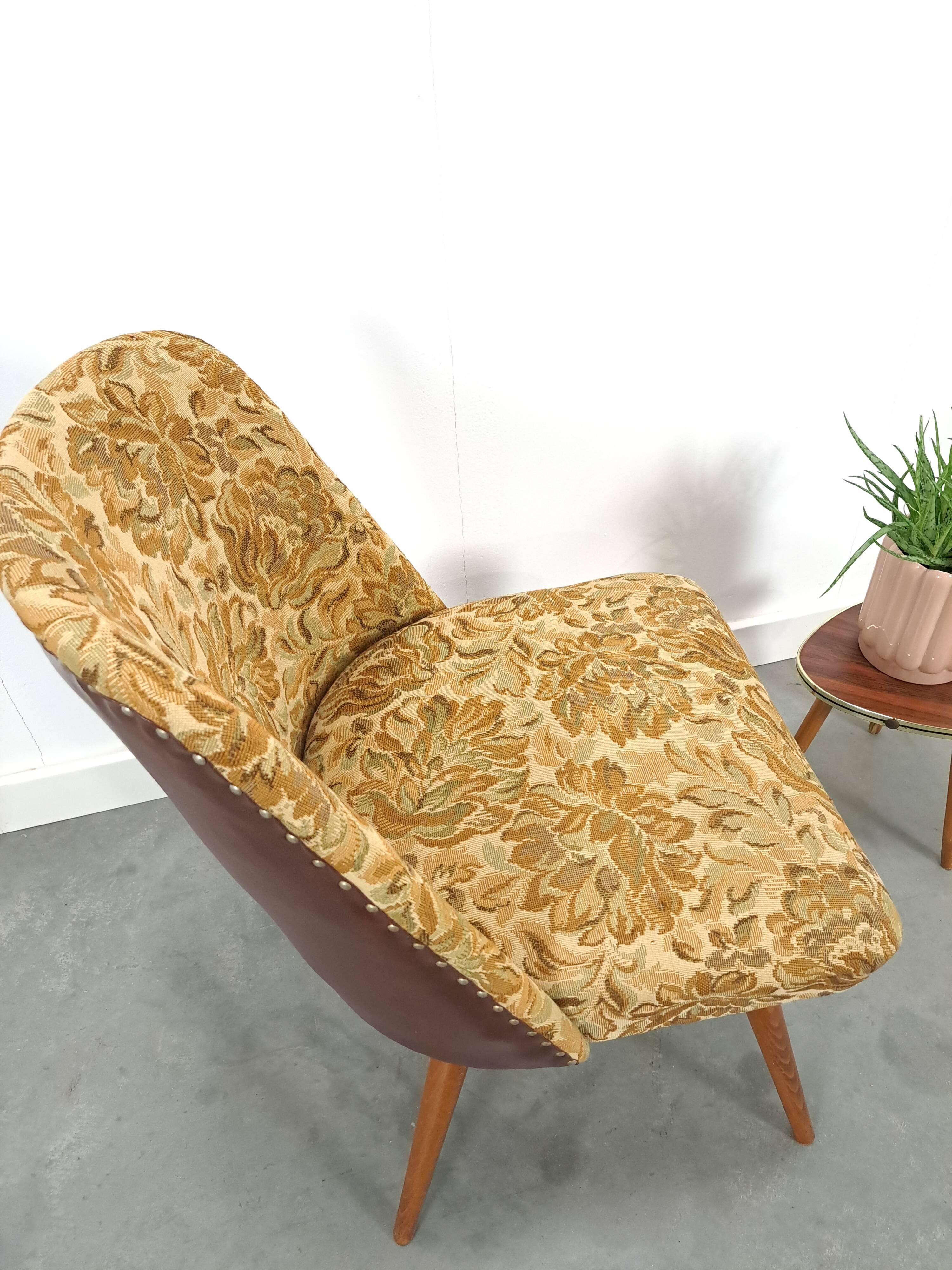 Bloemen stoel met bruin kunstleder vintage