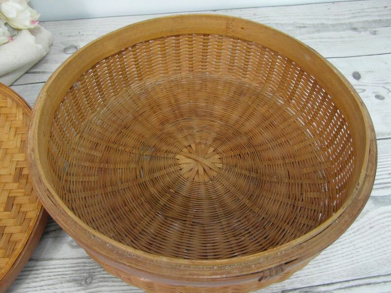 Wicker basket with lid