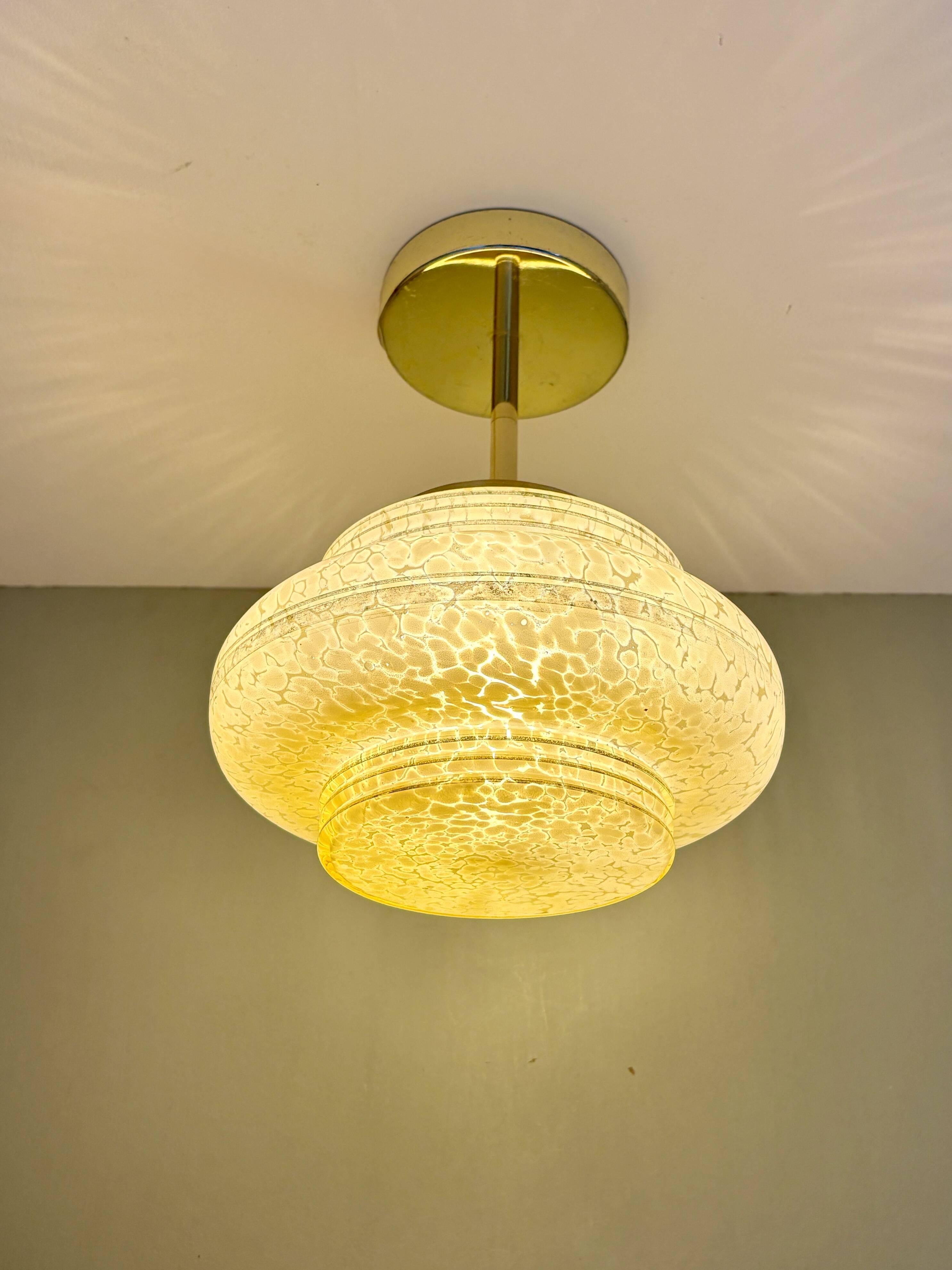 Suspension / Plafonnier globe vintage art déco en verre de Clichy jaune