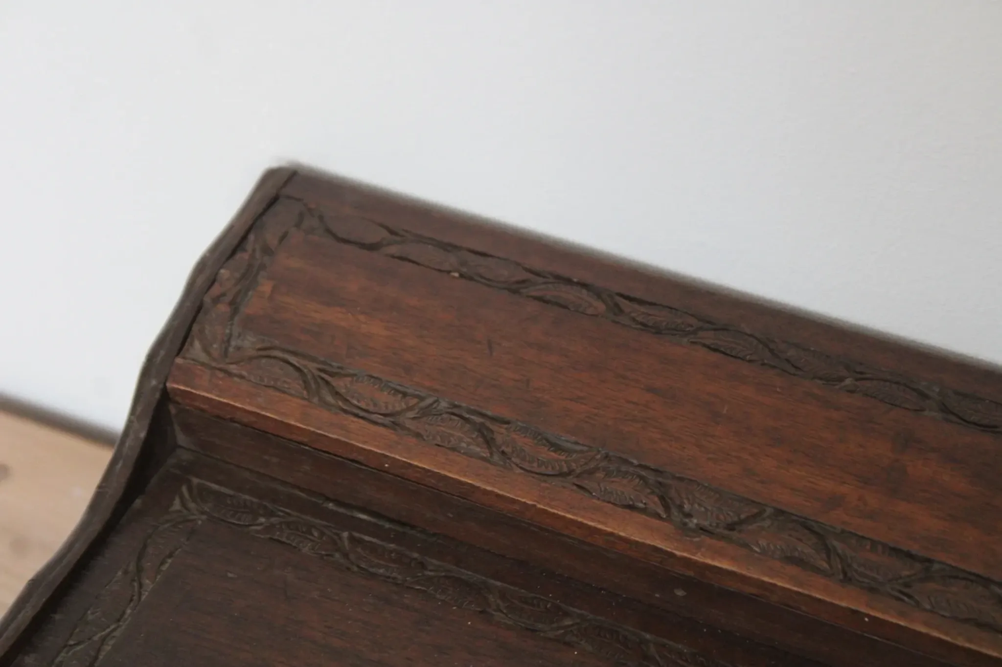 Antique carved wooden cigarette box – Functional push-button dispenser