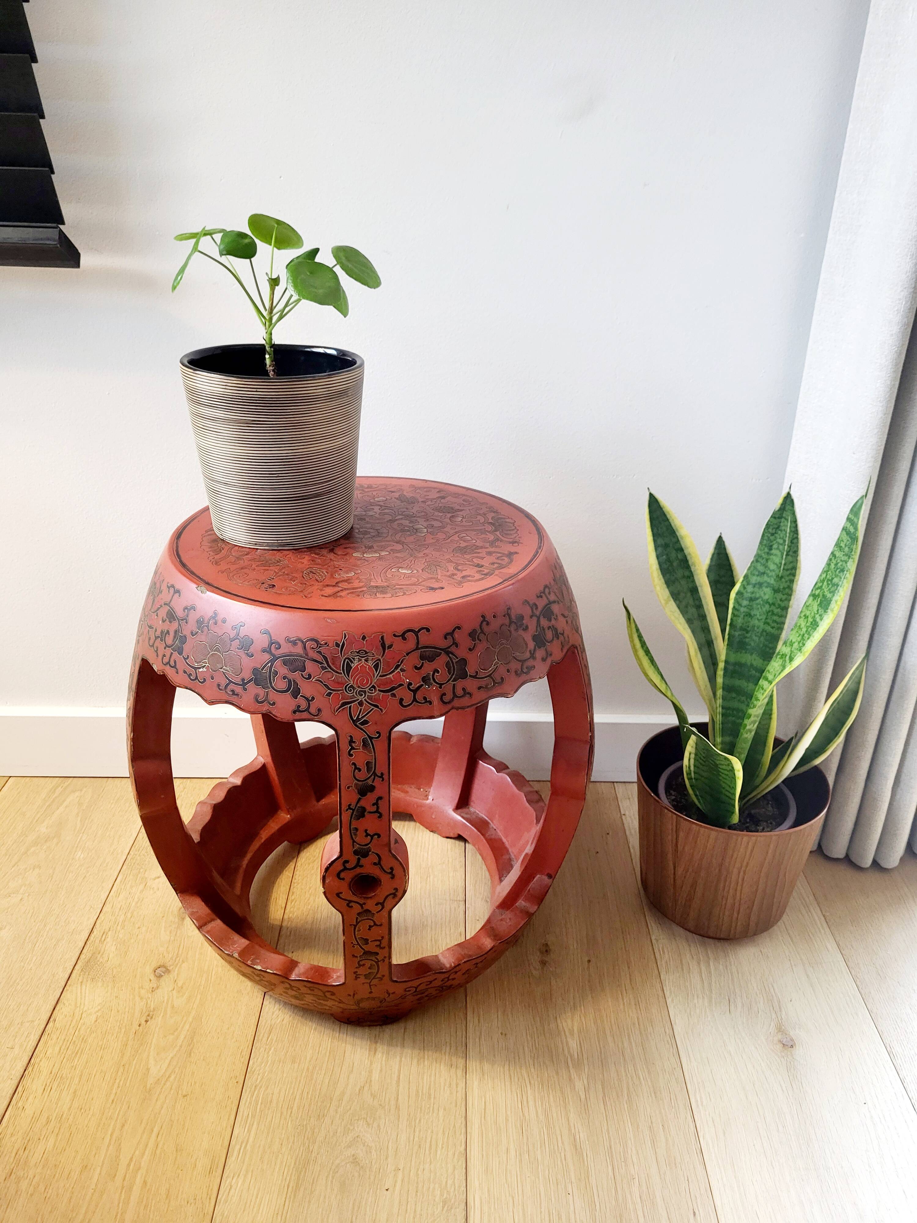 Tabouret, table d'appoint en bois laqué rouge, Chine