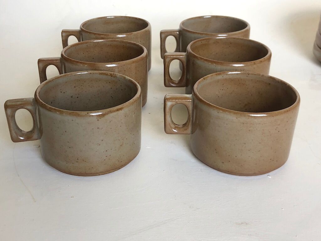 Set of 6 cups and saucers in res due