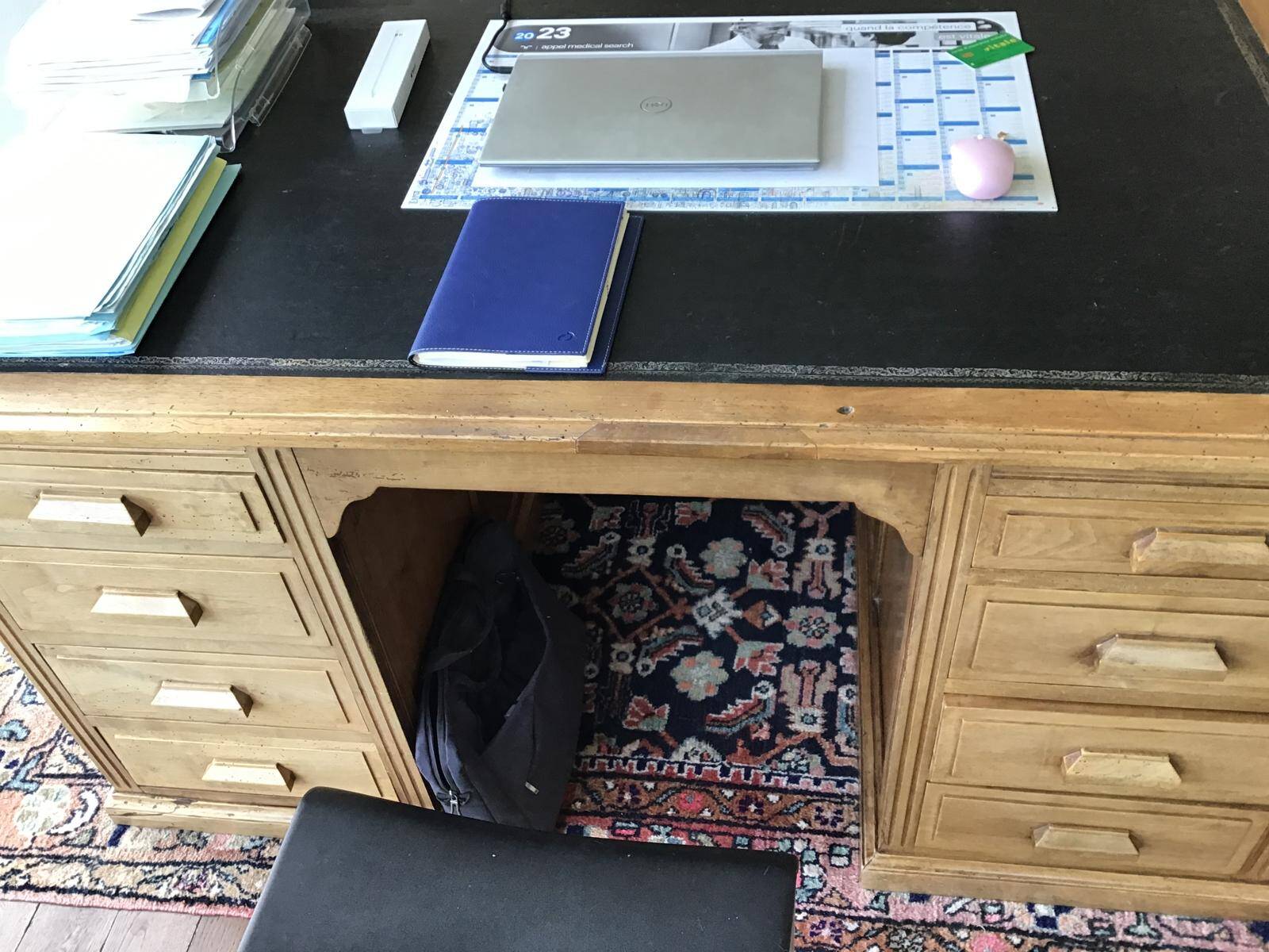 Large desk with a double finish on the banks of the Seine 20 years ago.