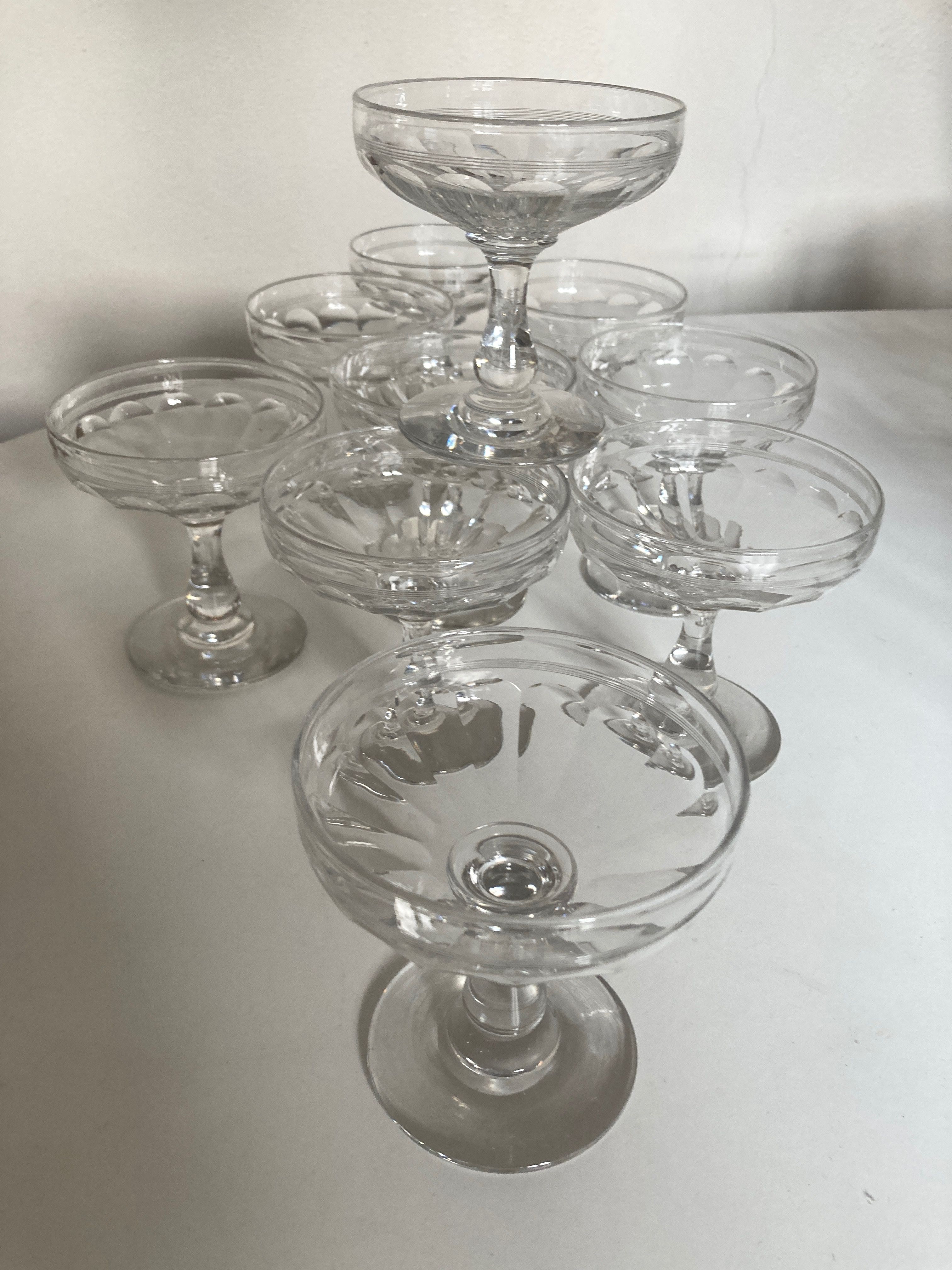 Set of 10 glasses of champagne 1870 in crystal ringing with flat ribs