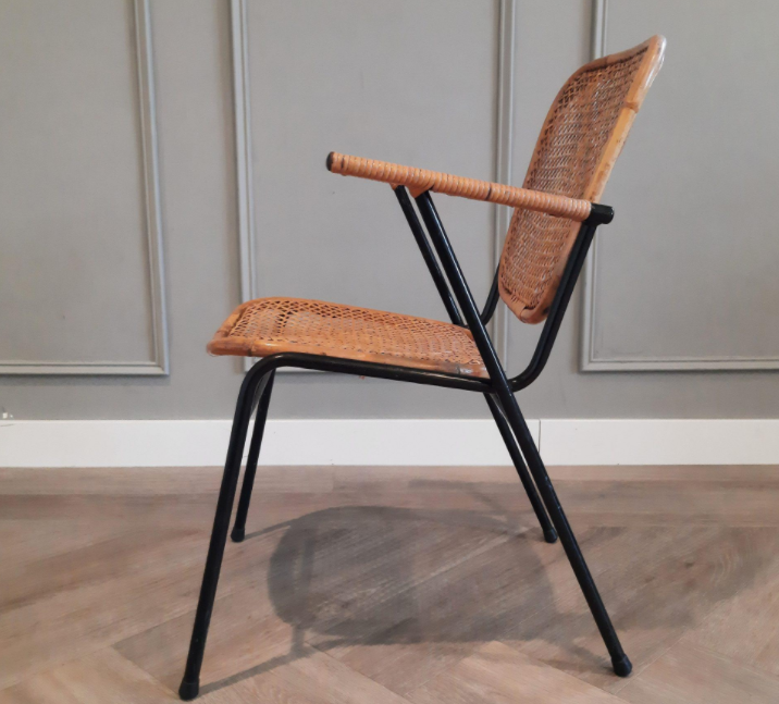 1950s chair in black metal and braided rattan
