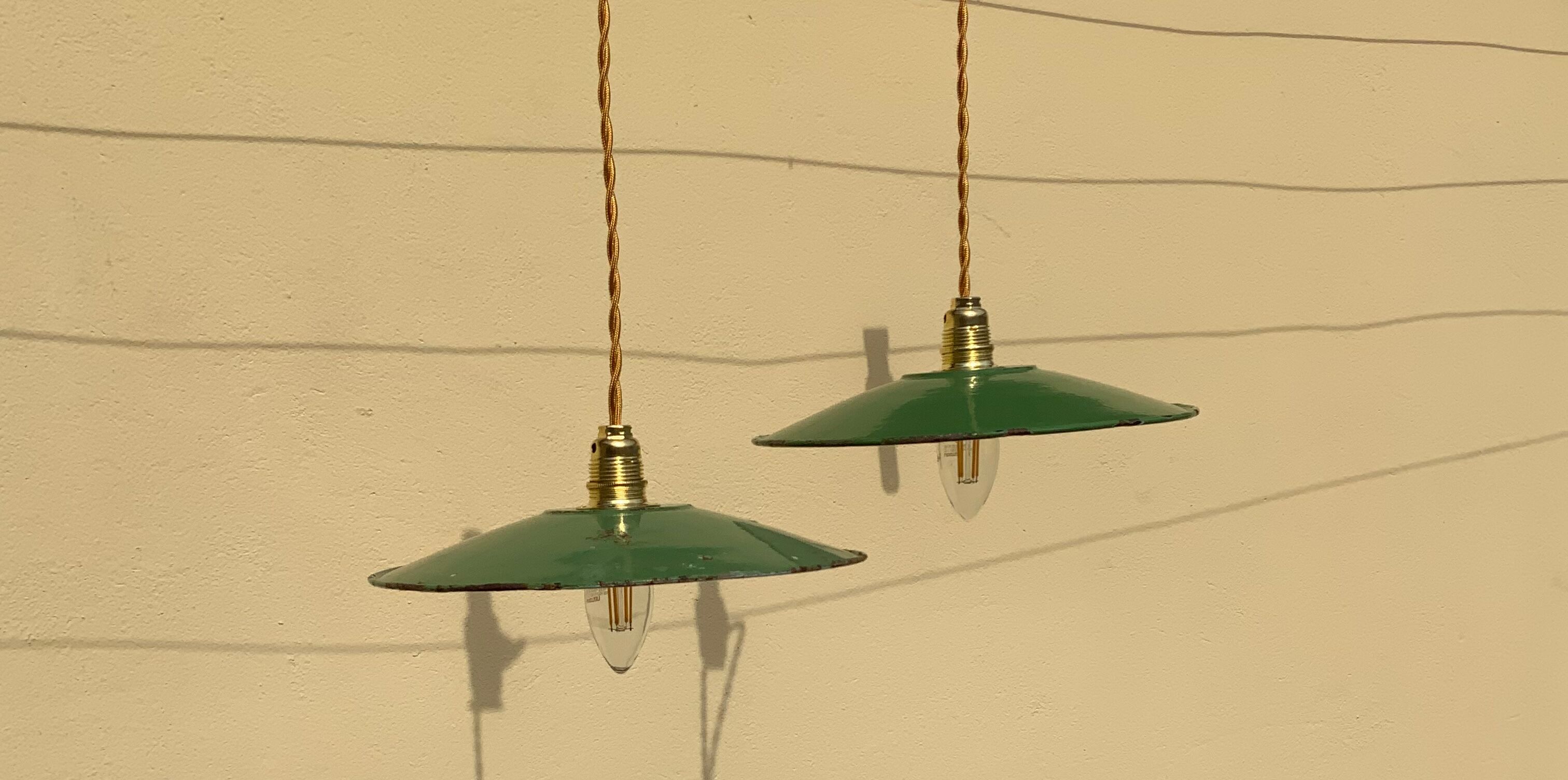 Pair of suspension in green and white enamelled sheet metal firm style indus braided golden threads