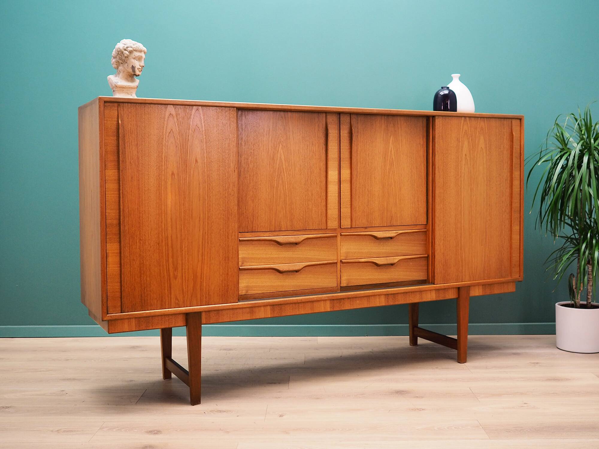 Buffet haut en teck, design danois, années 1960, production : Danemark