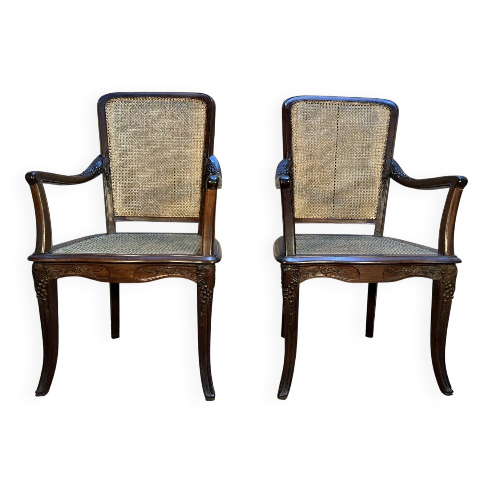Paire de larges fauteuils cannés d'époque Art Nouveau