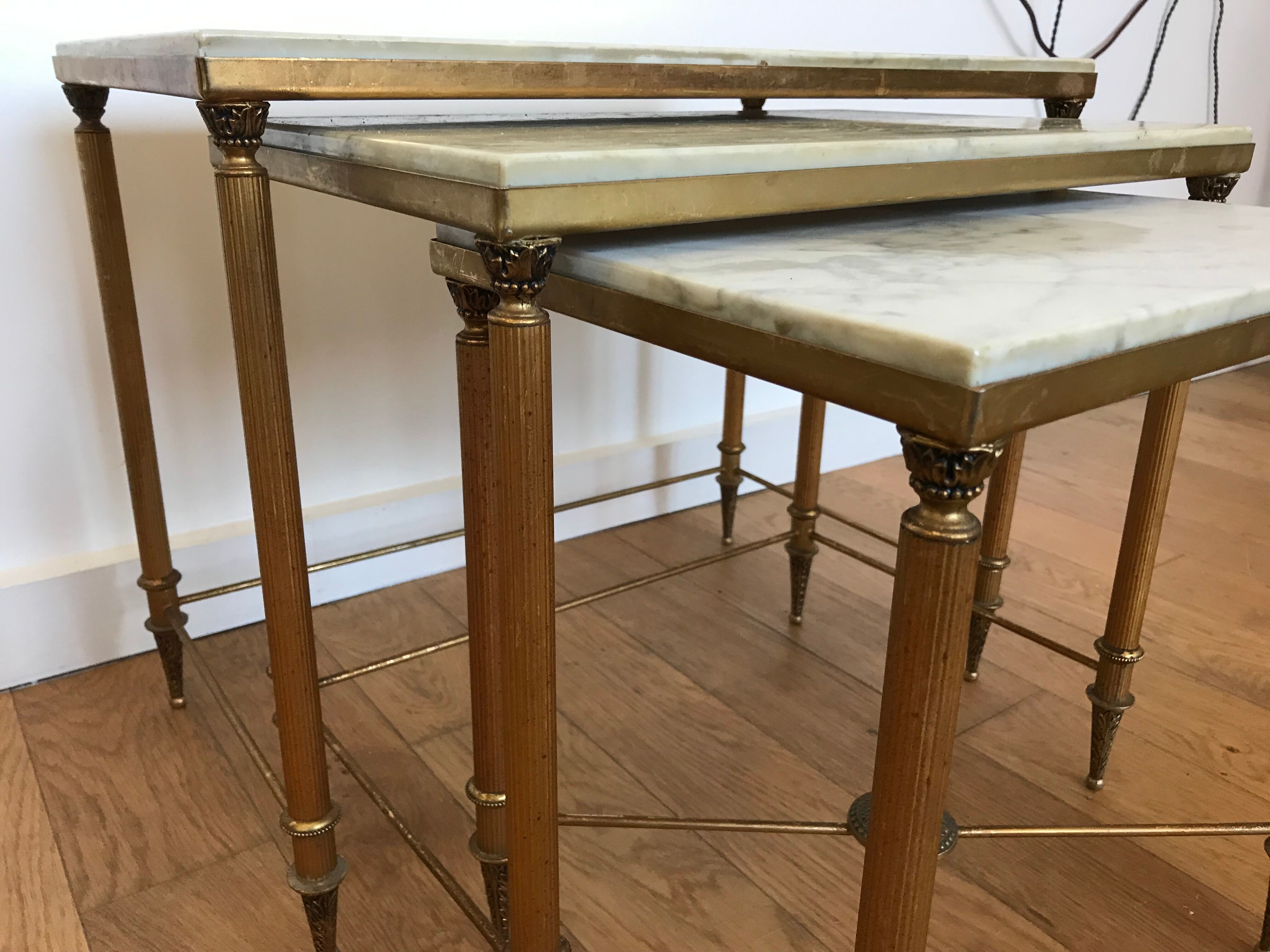 Pull-out tables in golden brass and marble