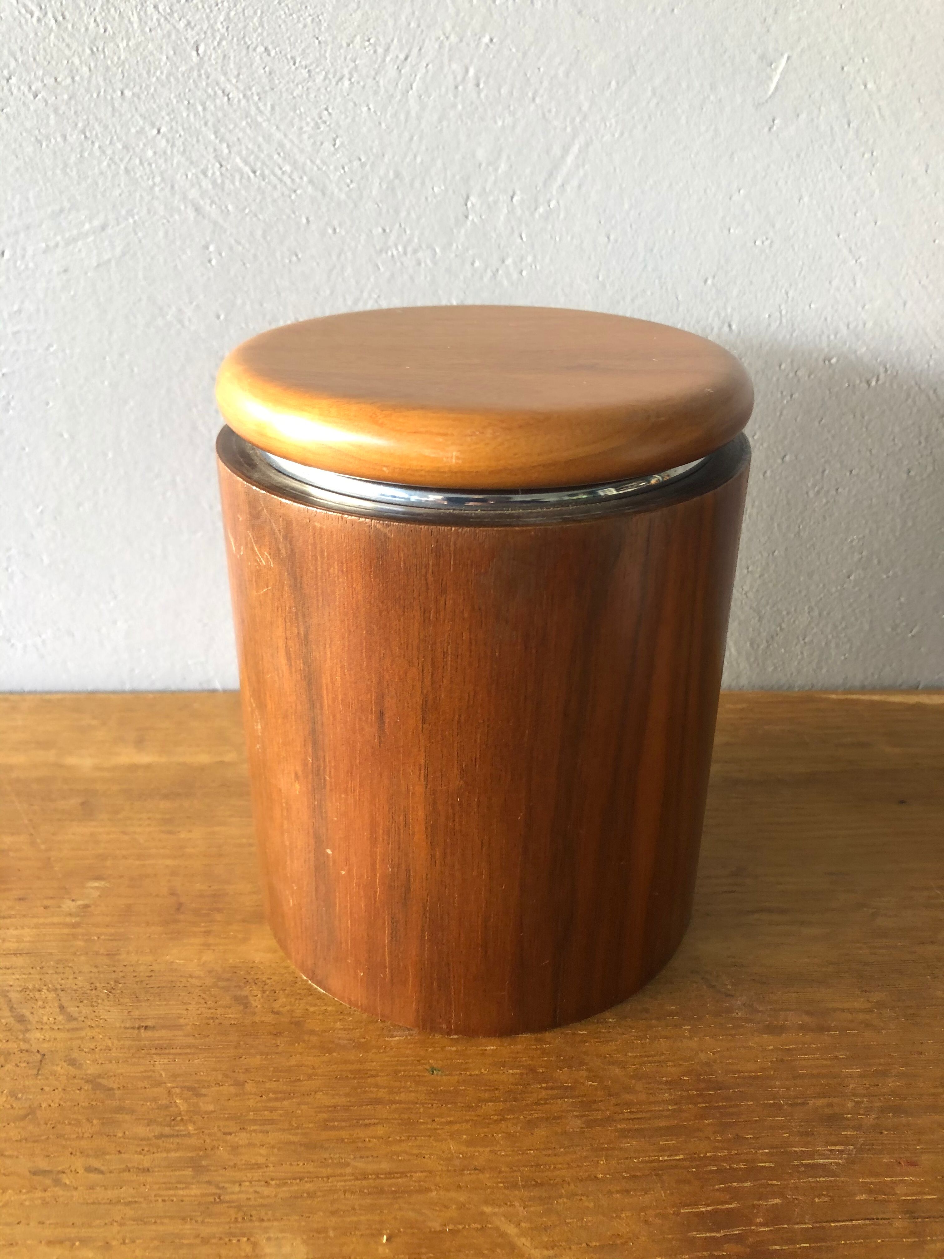 Old tobacco pot, necessary smoker