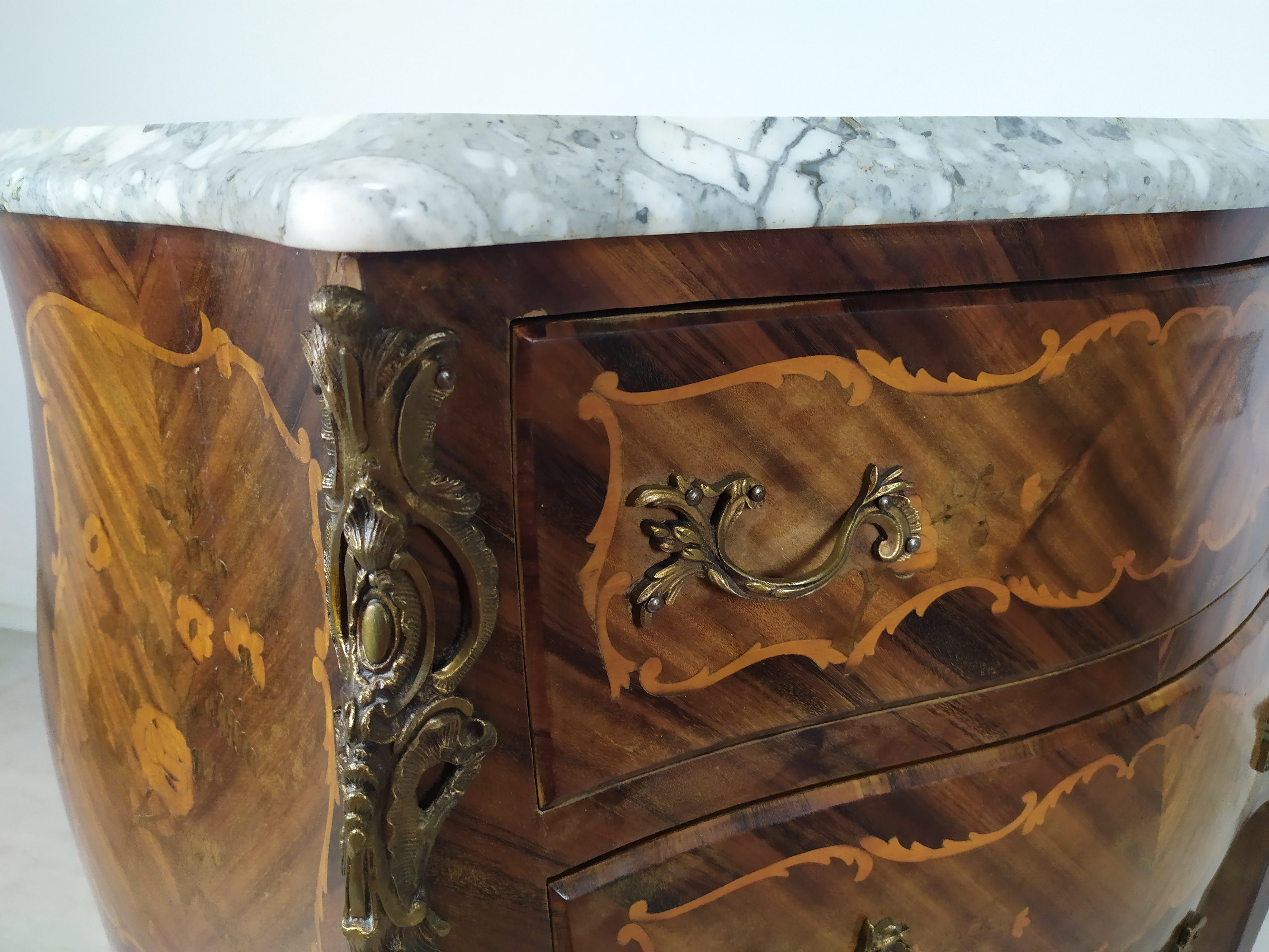 Louis XV curved jumping chest of drawers